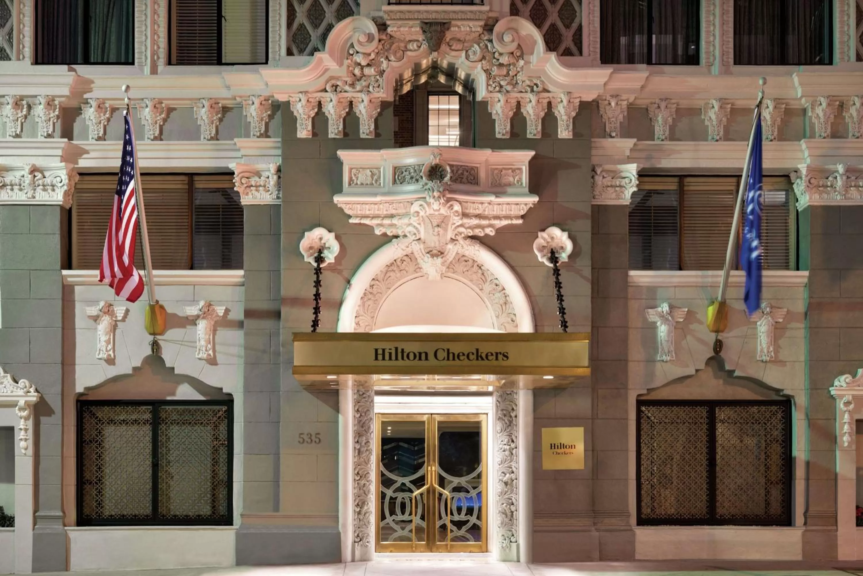 Property building in Hilton Checkers Los Angeles