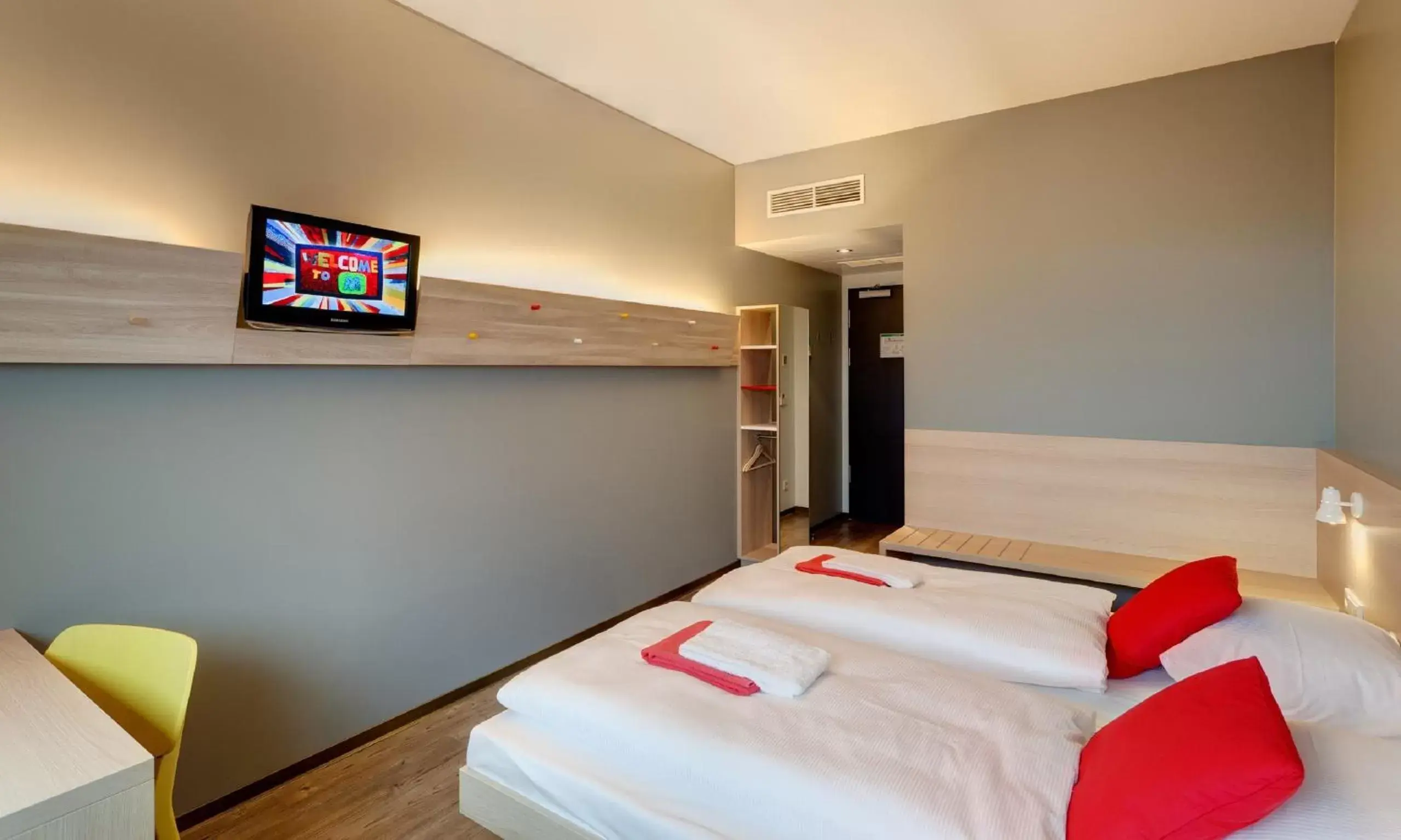 Bedroom, TV/Entertainment Center in MEININGER Hotel Berlin Airport
