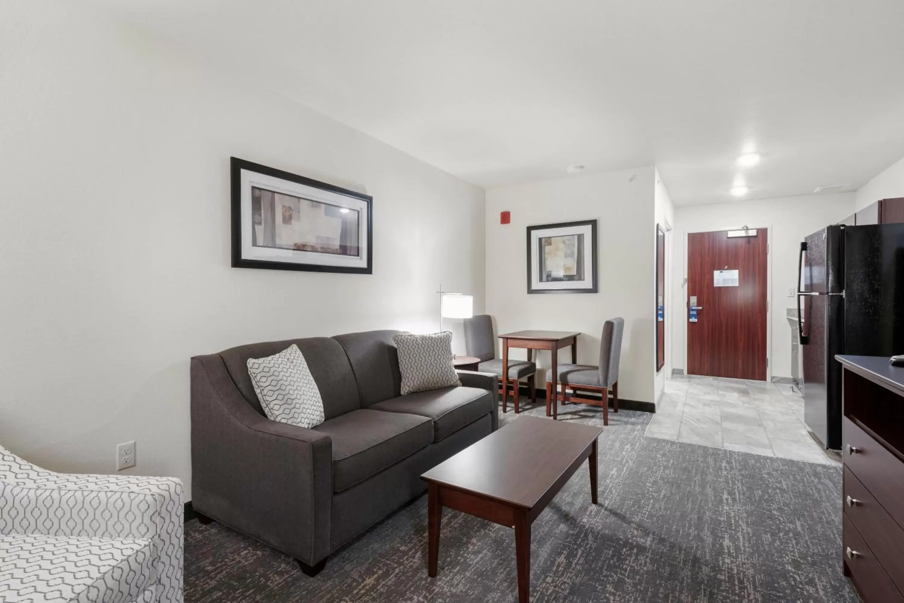 Living room, Seating Area in Cobblestone Hotel & Suites - Urbana