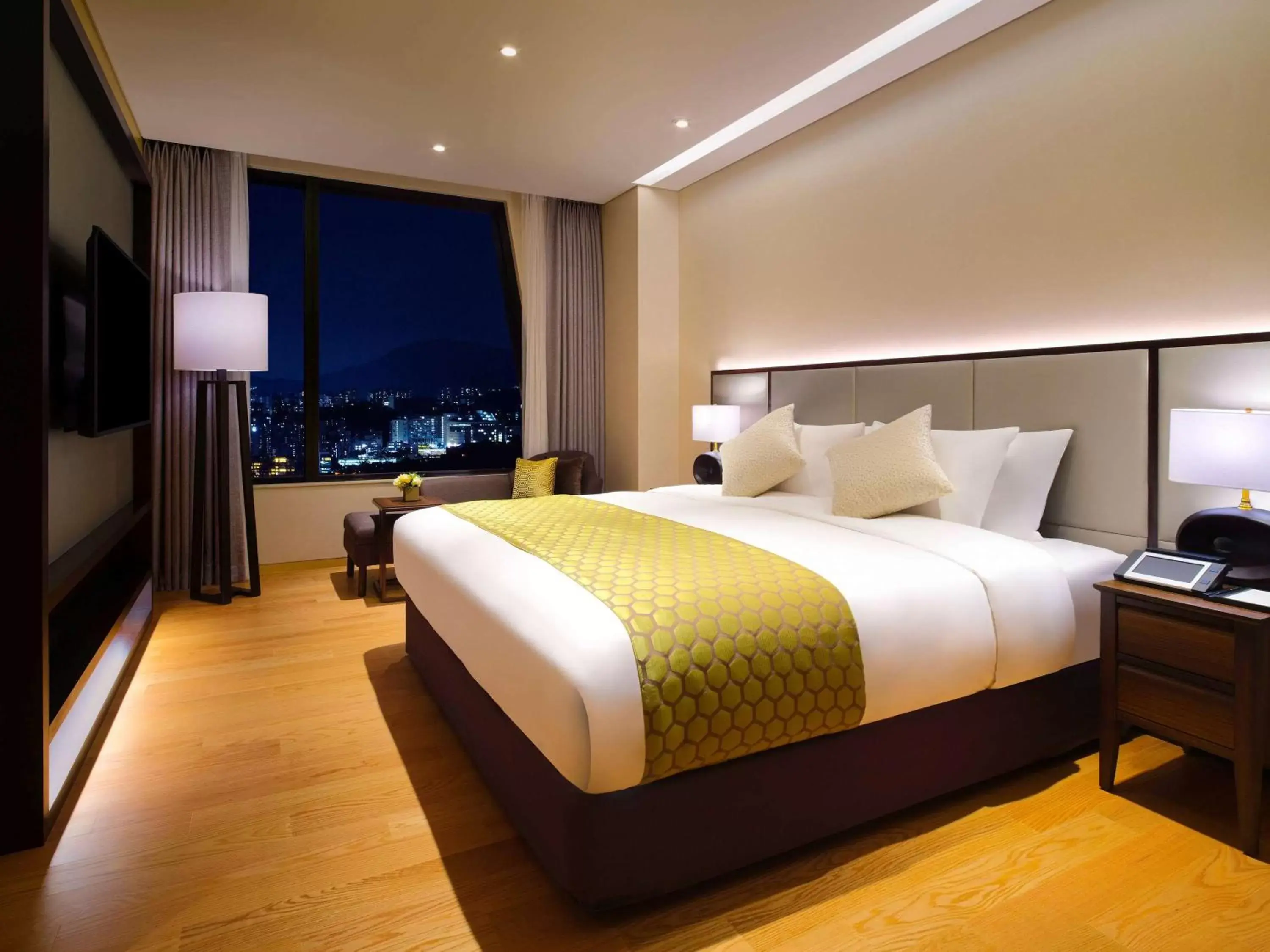 Photo of the whole room, Bed in Grand Mercure Ambassador Hotel and Residences Seoul Yongsan