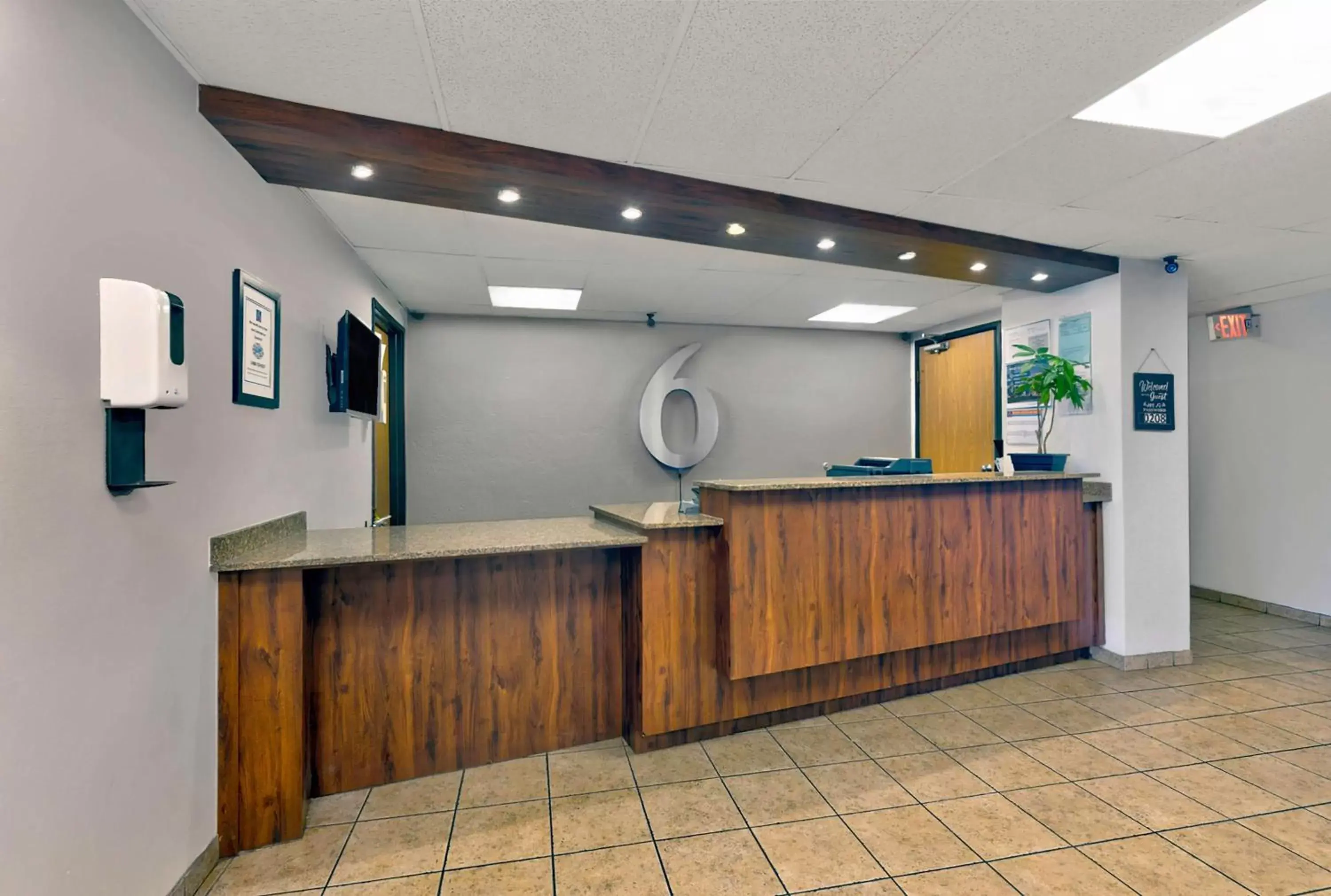 Lobby or reception in Motel 6-Oak Creek, WI Lobby or reception in Motel 6-Oak Creek, WI