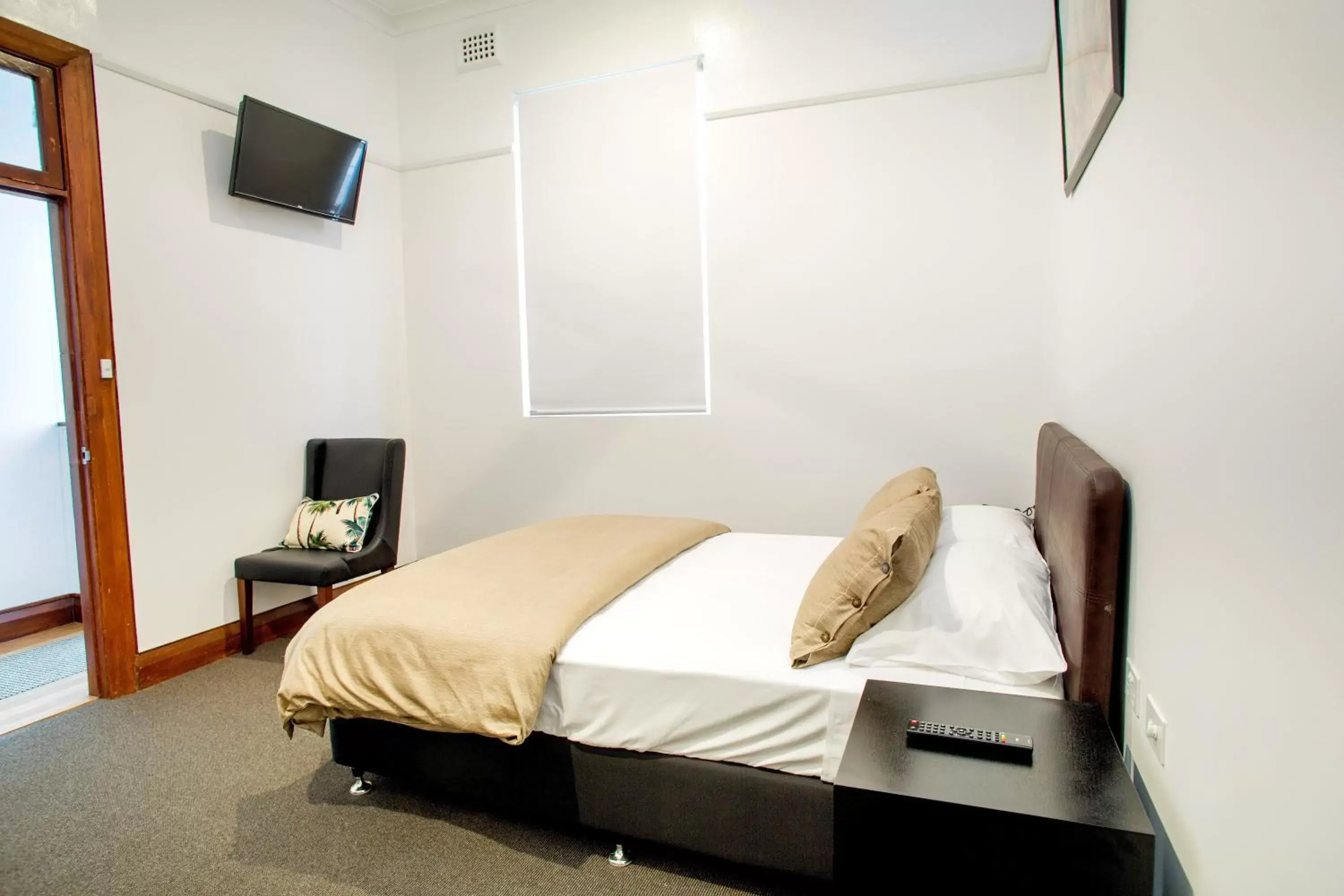 Bedroom, Bed in Pier Hotel Coffs Harbour