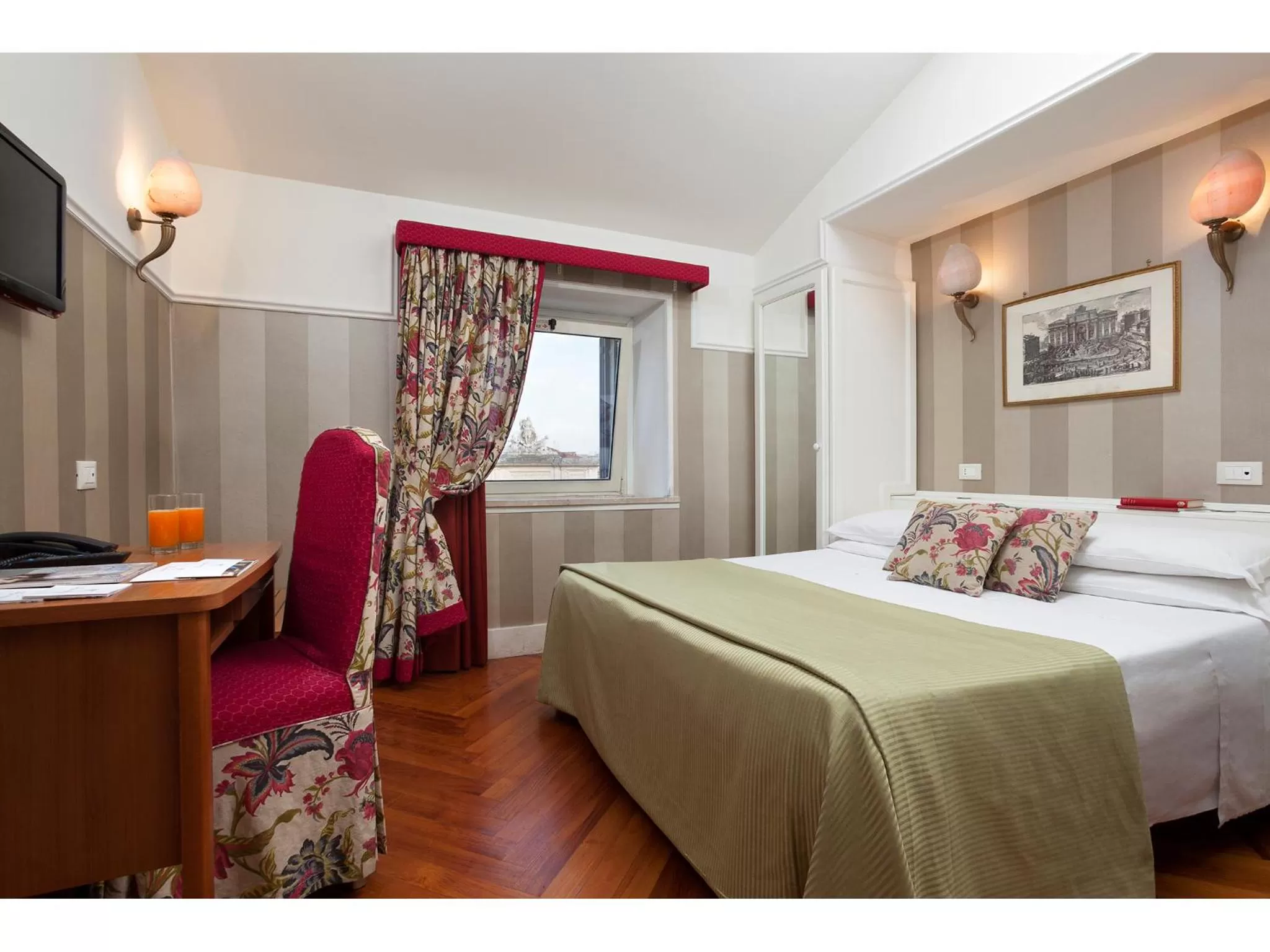 Photo of the whole room, Bed in Hotel Kennedy