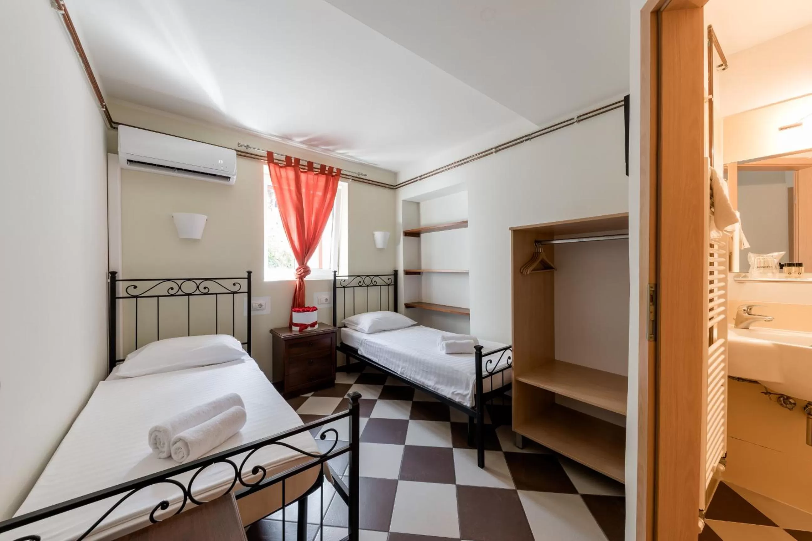 Photo of the whole room, Bed in Miracolo di Mare Retro