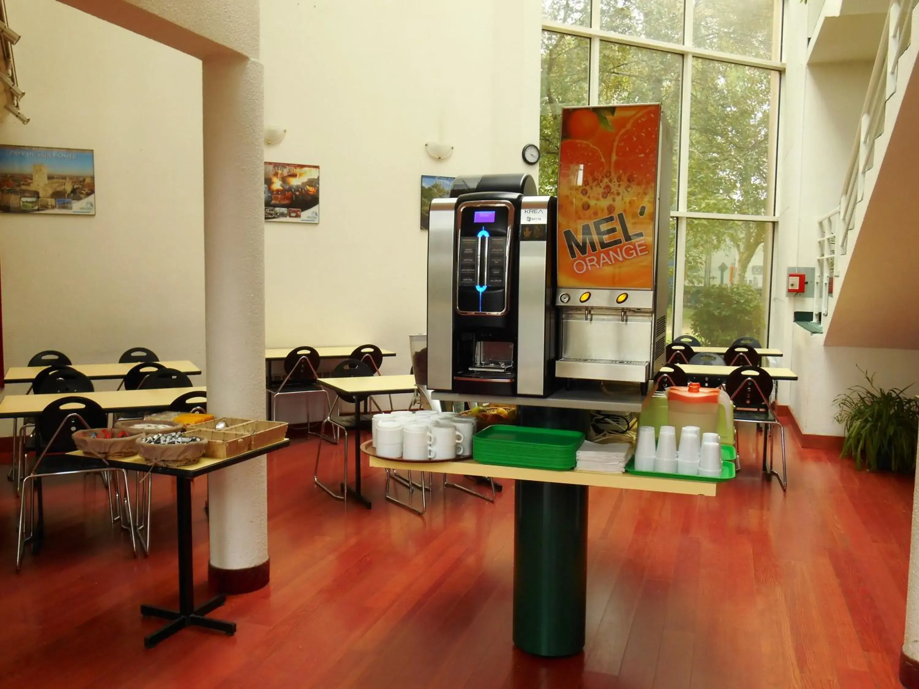 Food and drinks in Good Night Hotel Food and drinks in Good Night Hotel