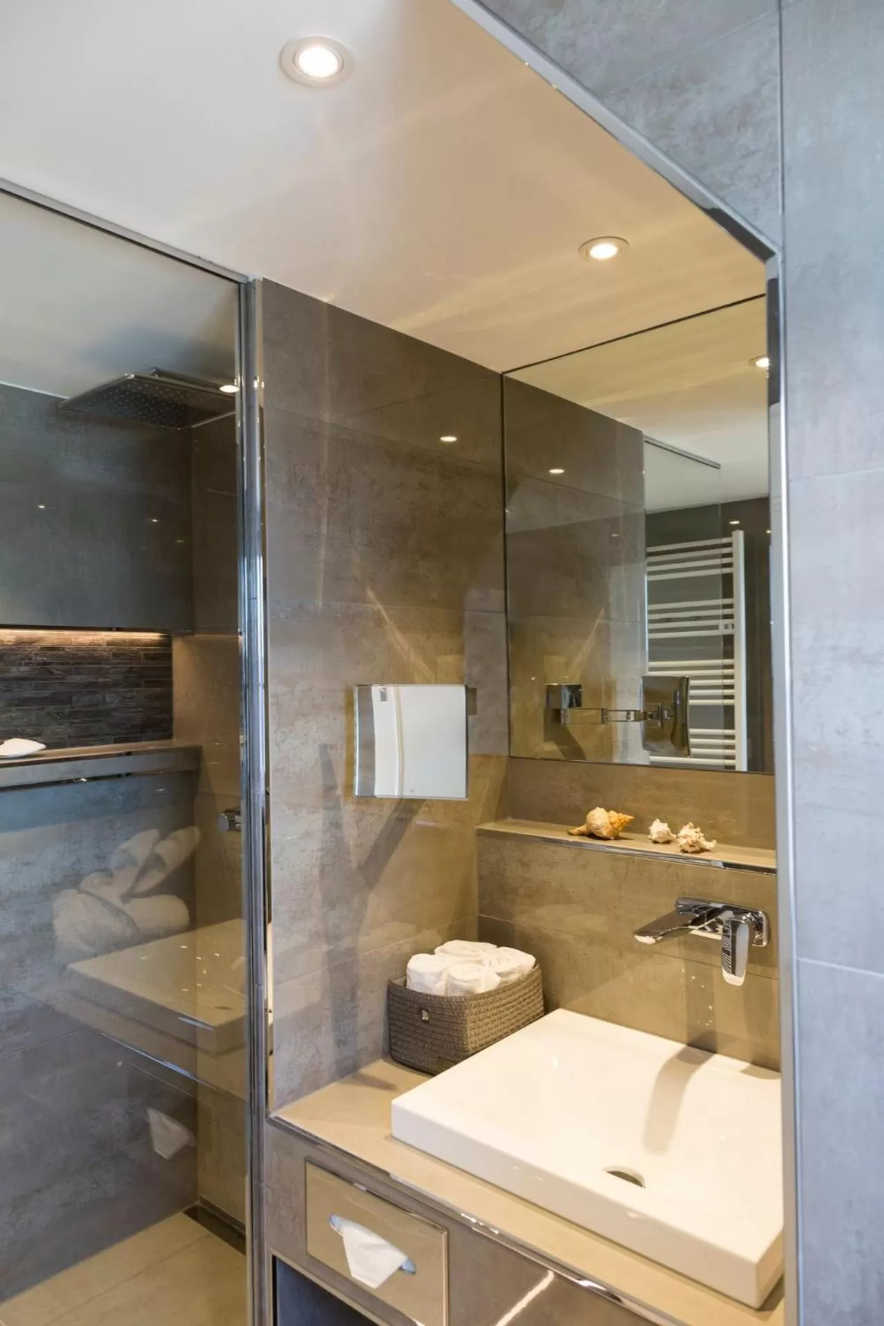 Shower in Romantik Berghotel Astenkrone