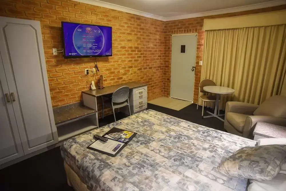 Photo of the whole room, TV/Entertainment Center in The Crossing Motel
