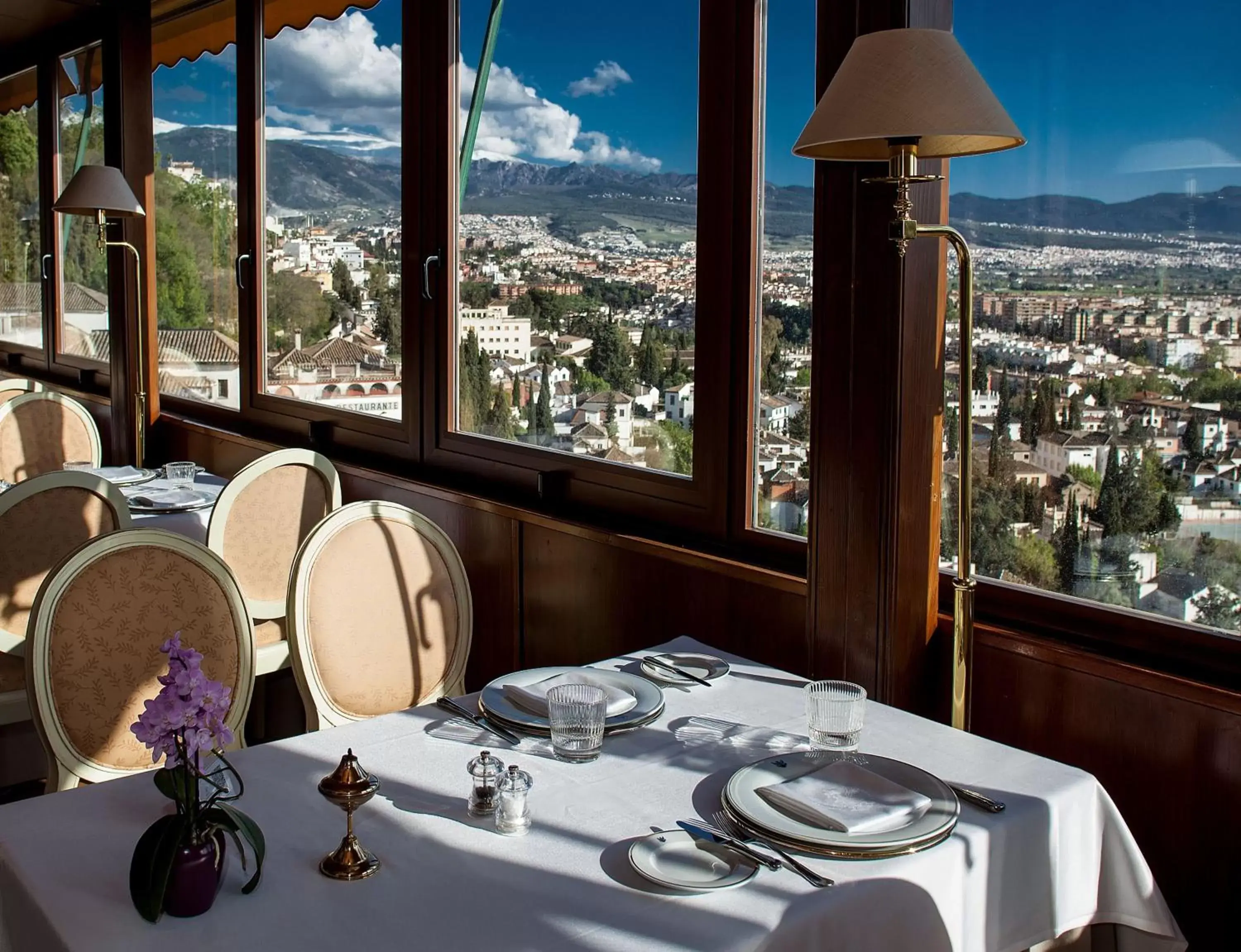 Restaurant/Places to Eat in Alhambra Palace Hotel