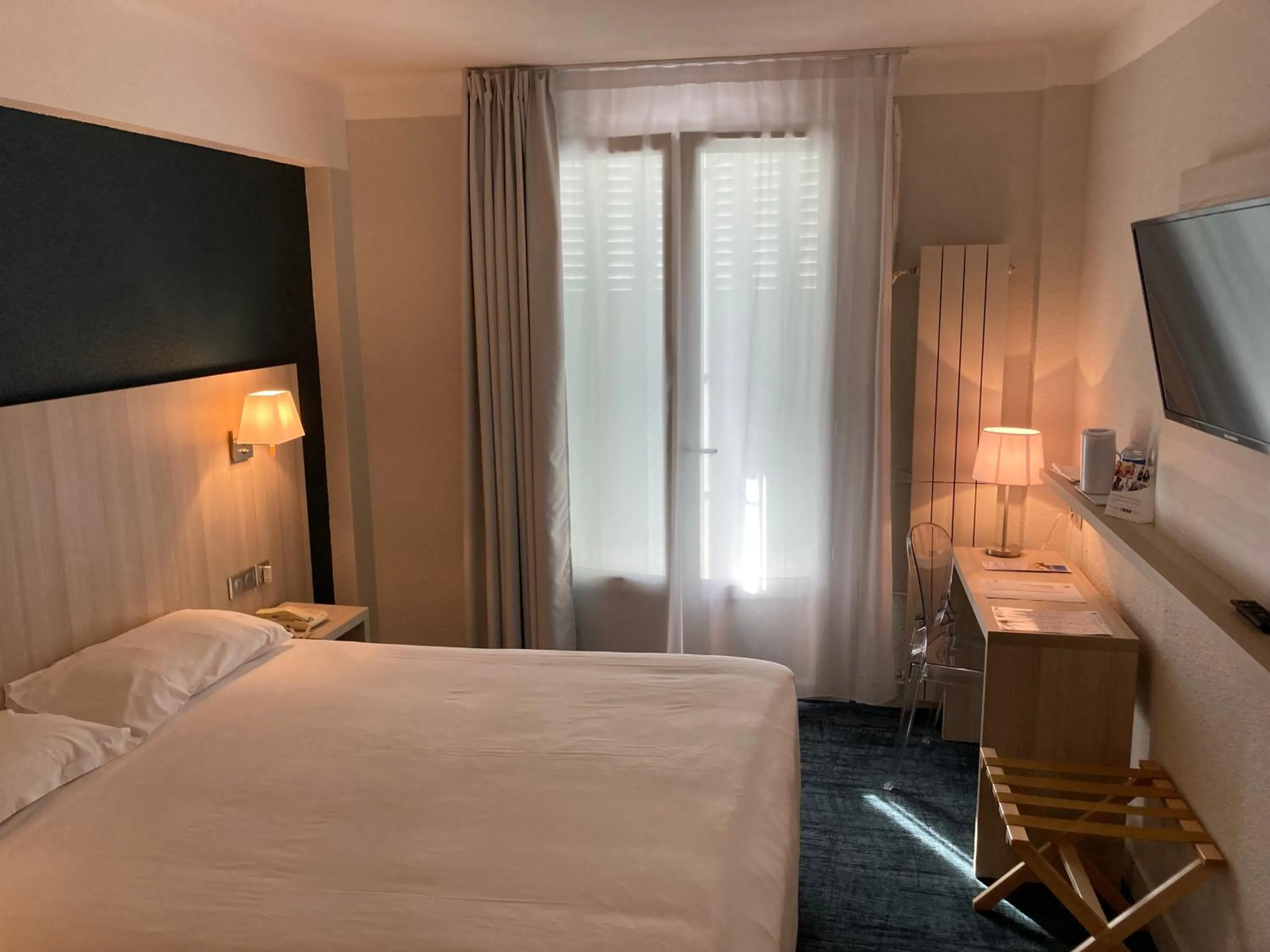 Property building, Bed in Hôtel Christina Lourdes