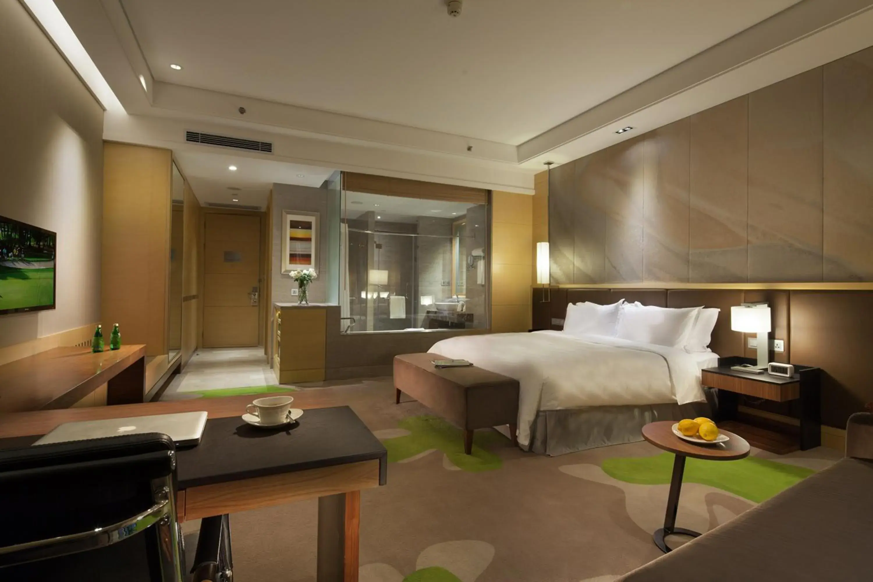 Photo of the whole room, Bed in Holiday Inn Qingdao Expo, an IHG Hotel