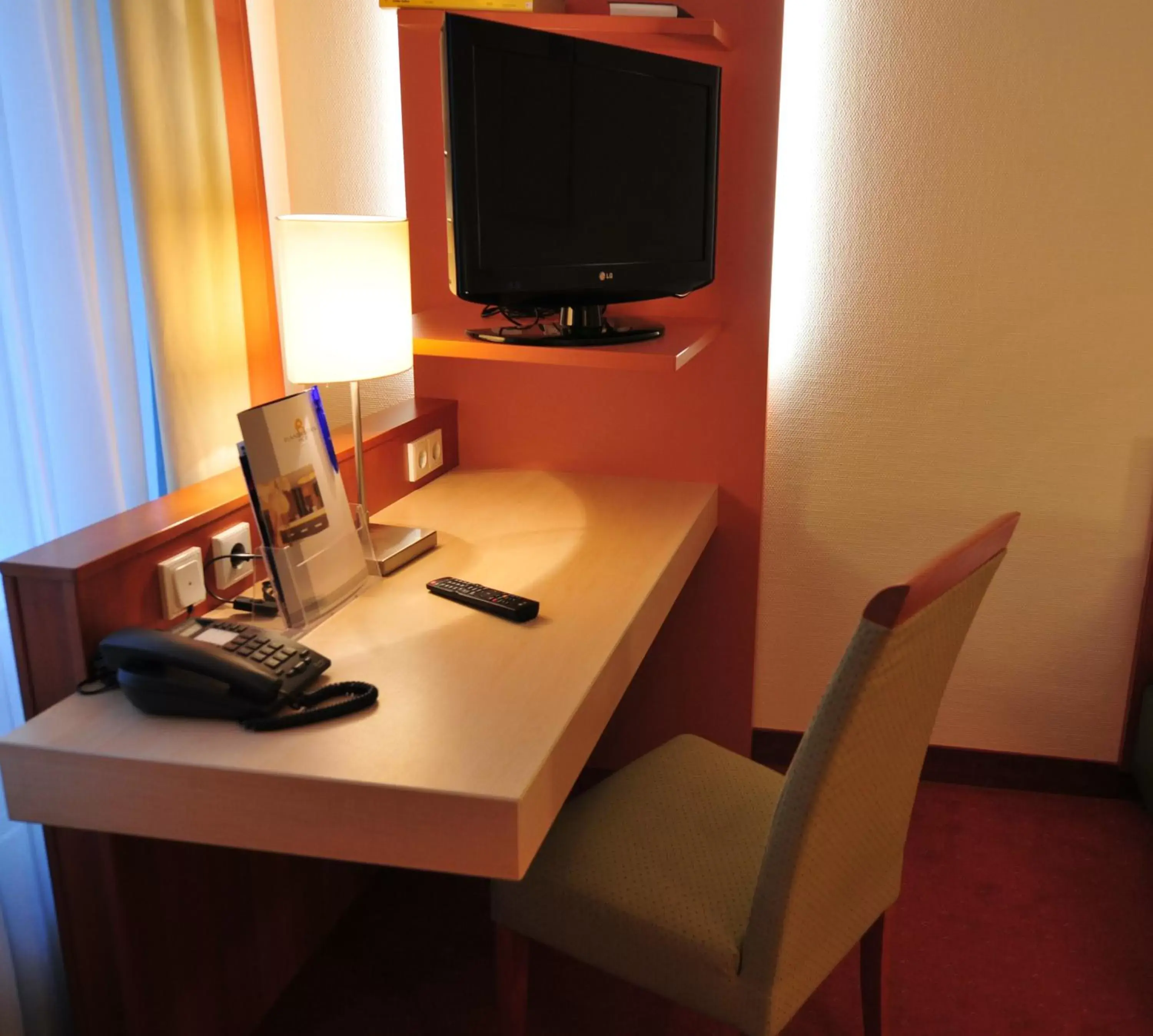 TV and multimedia, TV/Entertainment Center in Hotel Flandrischer Hof