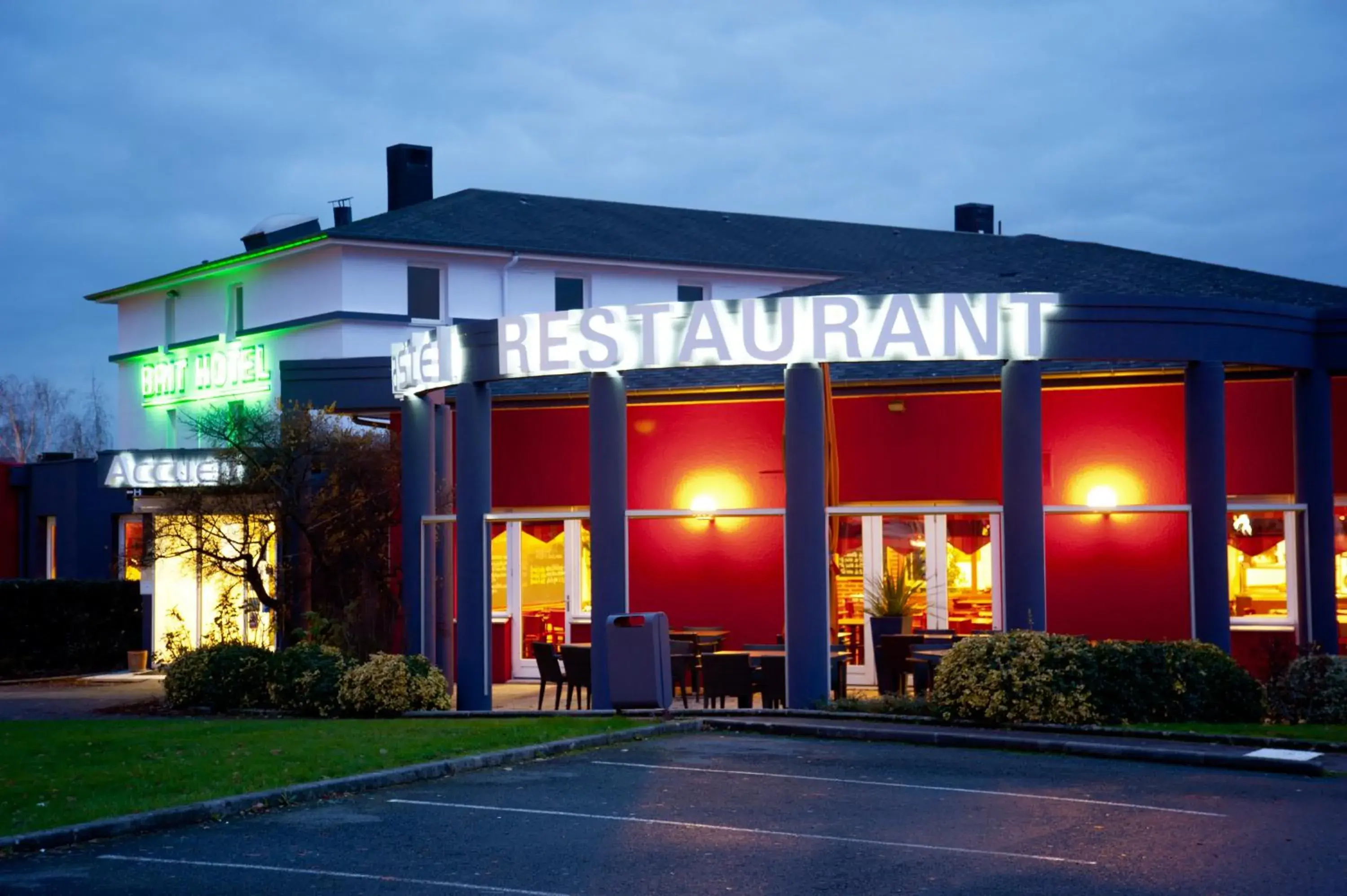 Restaurant/places to eat, Property Building in Brit Hotel Rennes Le Castel