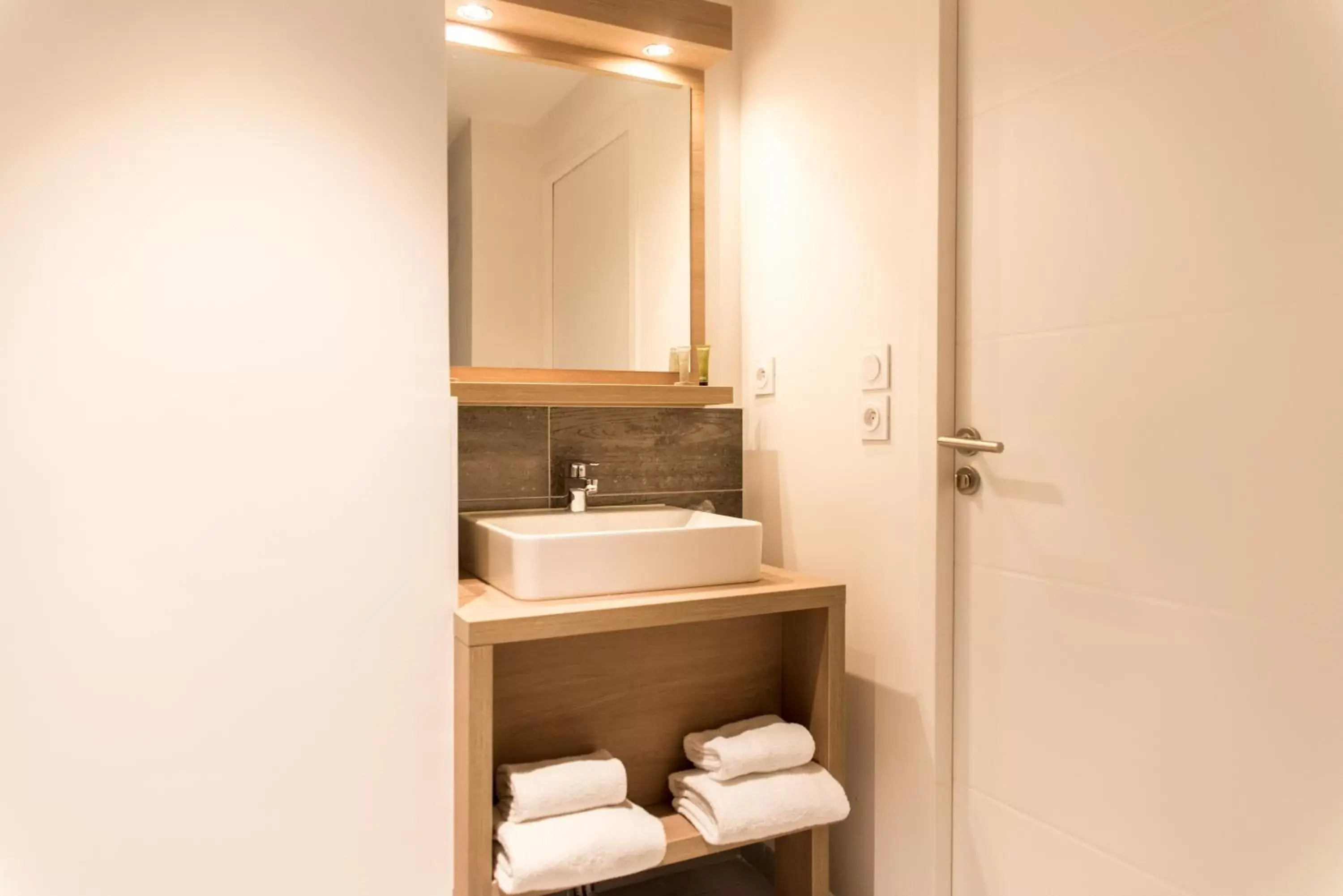 Bathroom in Aparthotel Adagio Access Saint Nazaire