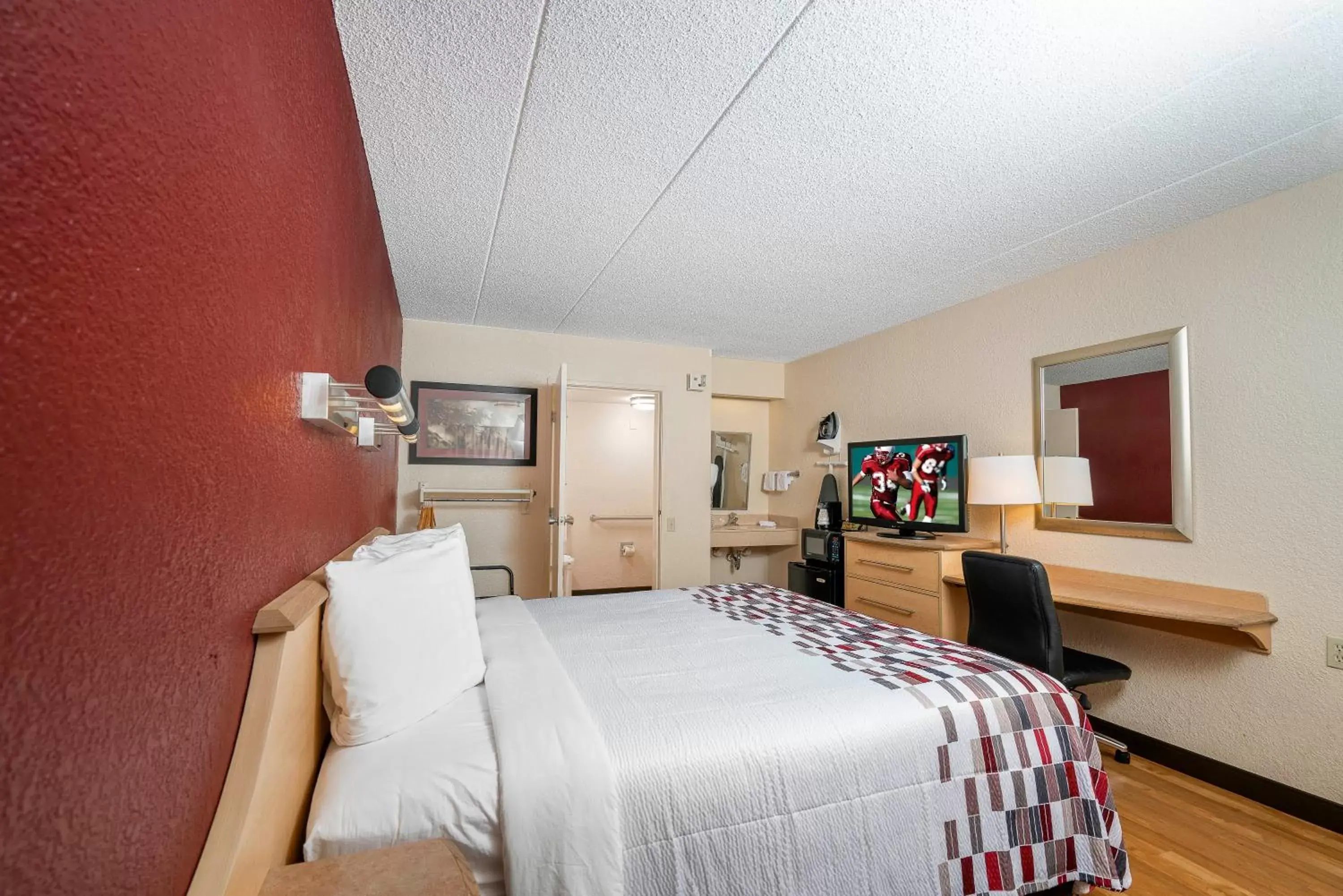 Photo of the whole room, Bed in Red Roof Inn Tampa Fairgrounds - Casino