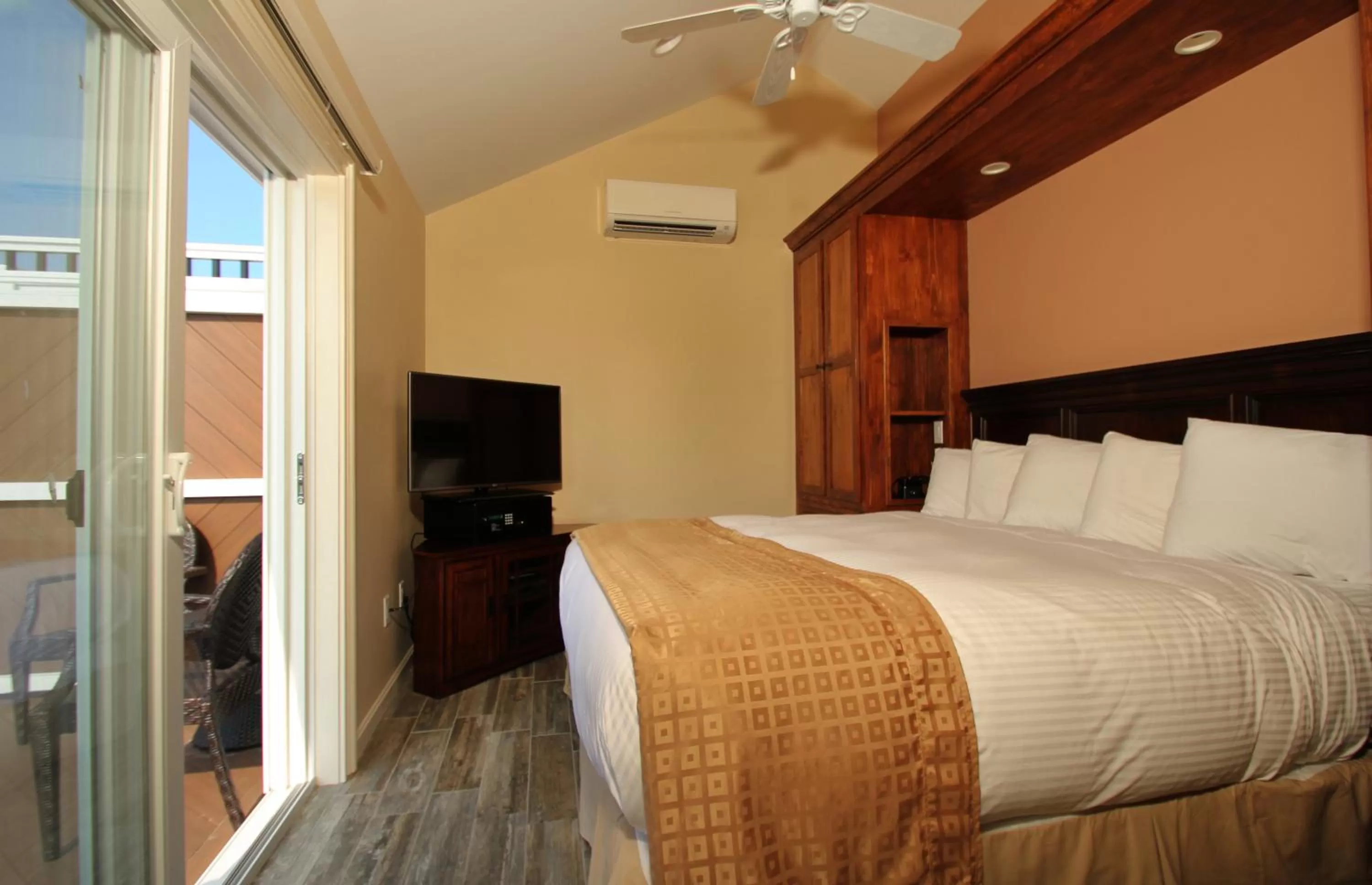 Bed in Norseman Resort on the Beach