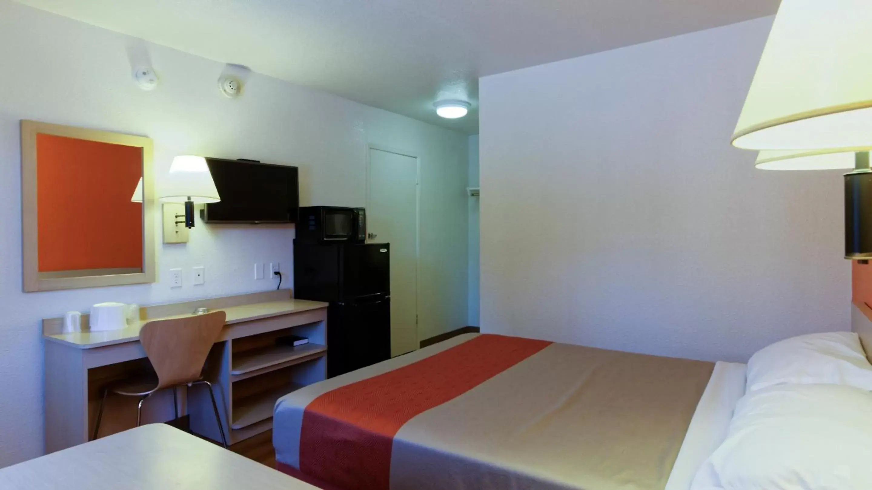 TV and multimedia, Room Photo in Motel 6-Chico, CA