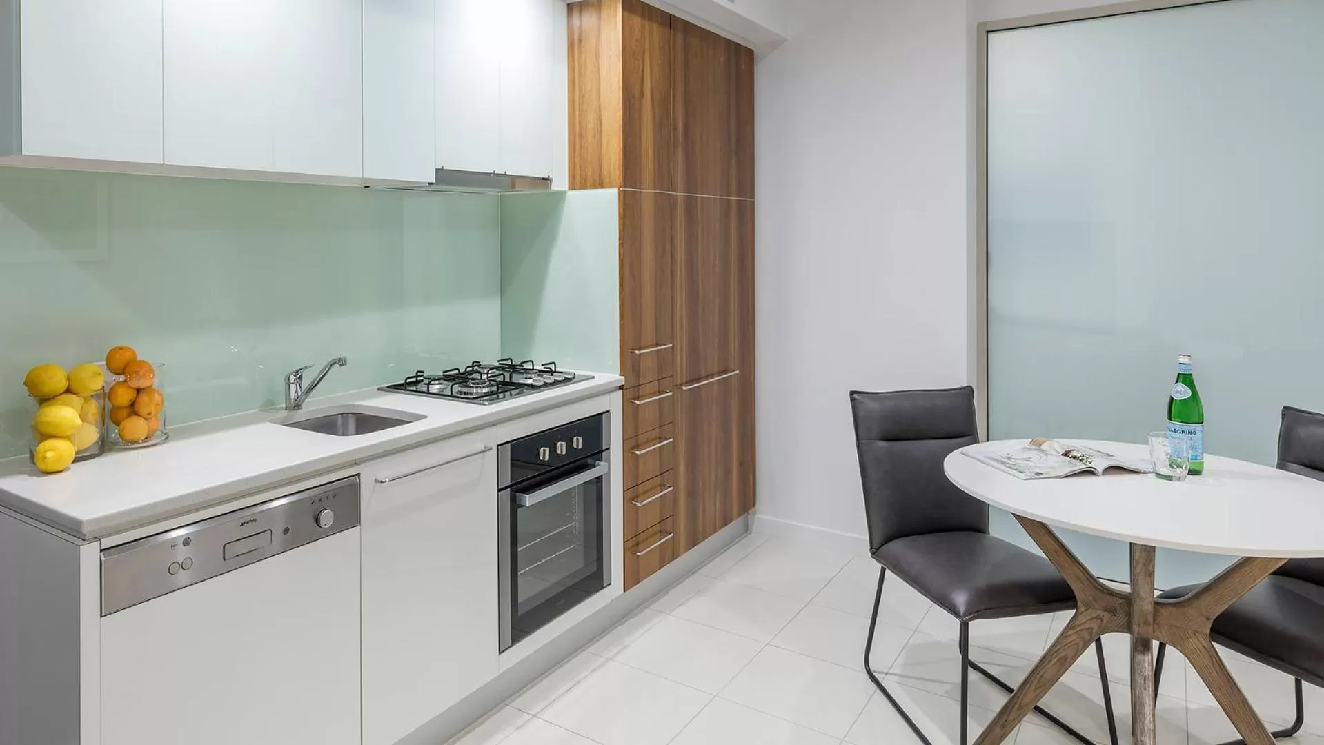 Kitchen or kitchenette in Oaks Adelaide Embassy Suites