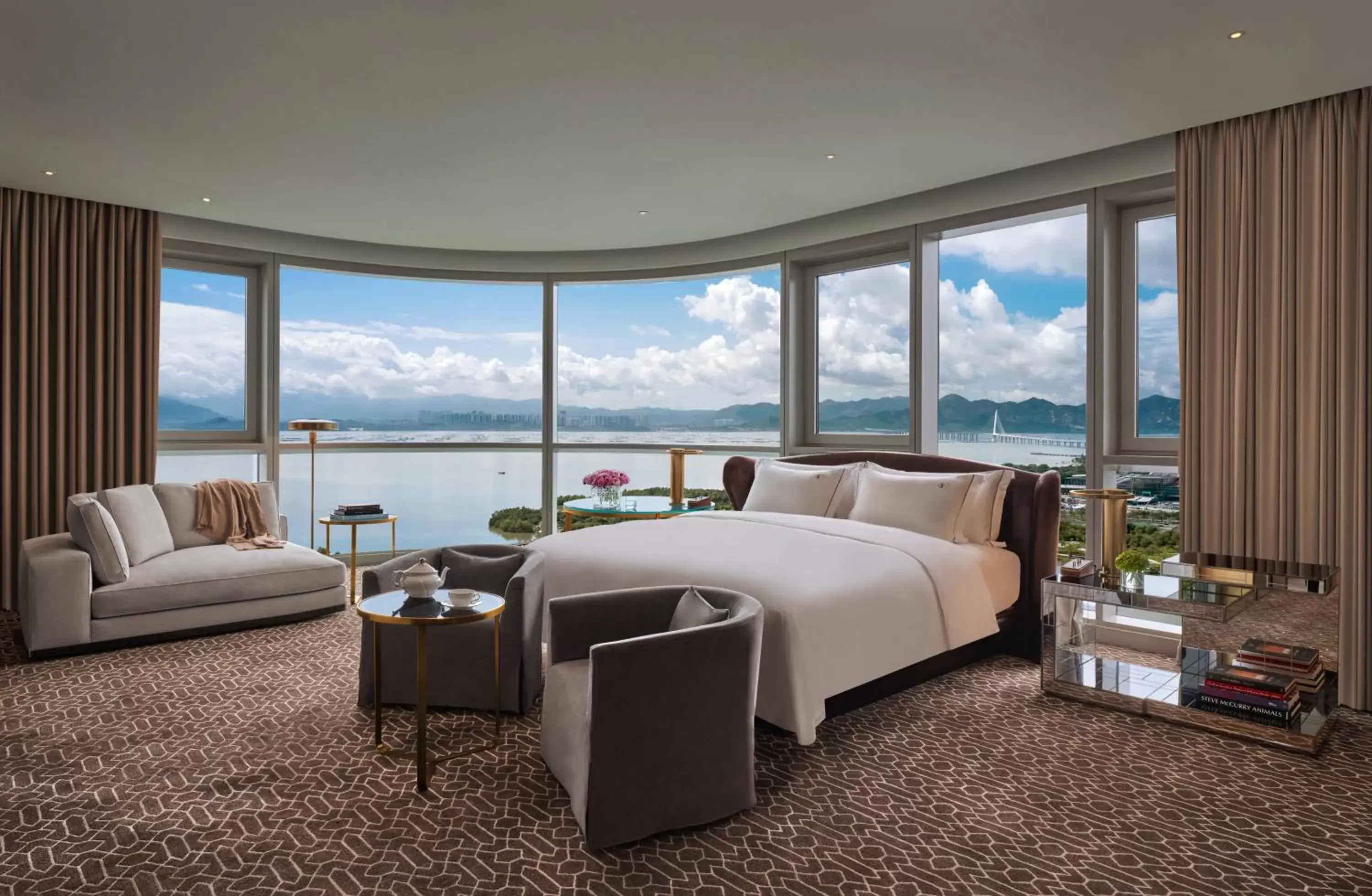 Bedroom, Mountain View in Andaz Shenzhen Bay