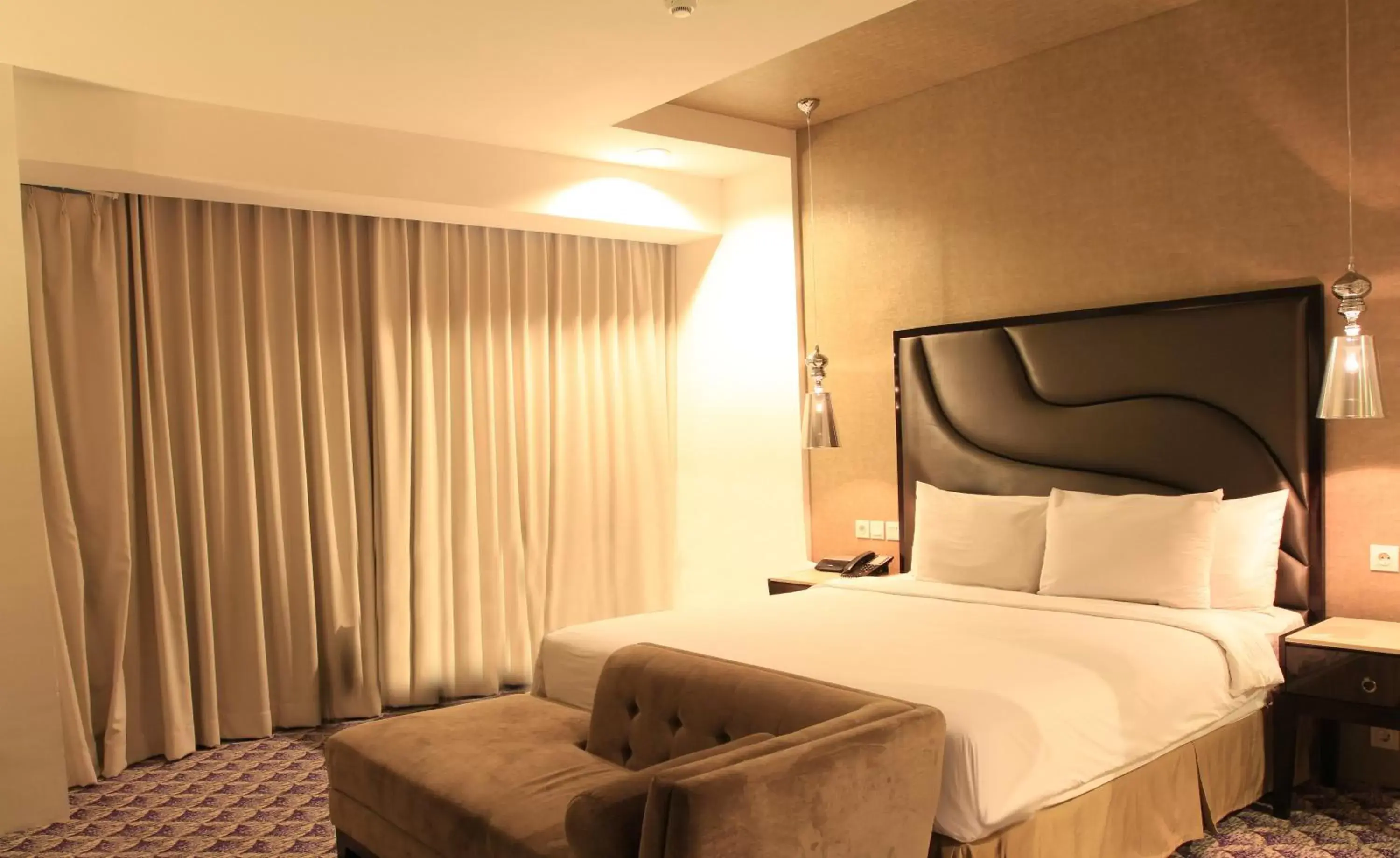 Bed in ASTON Bellevue Radio Dalam