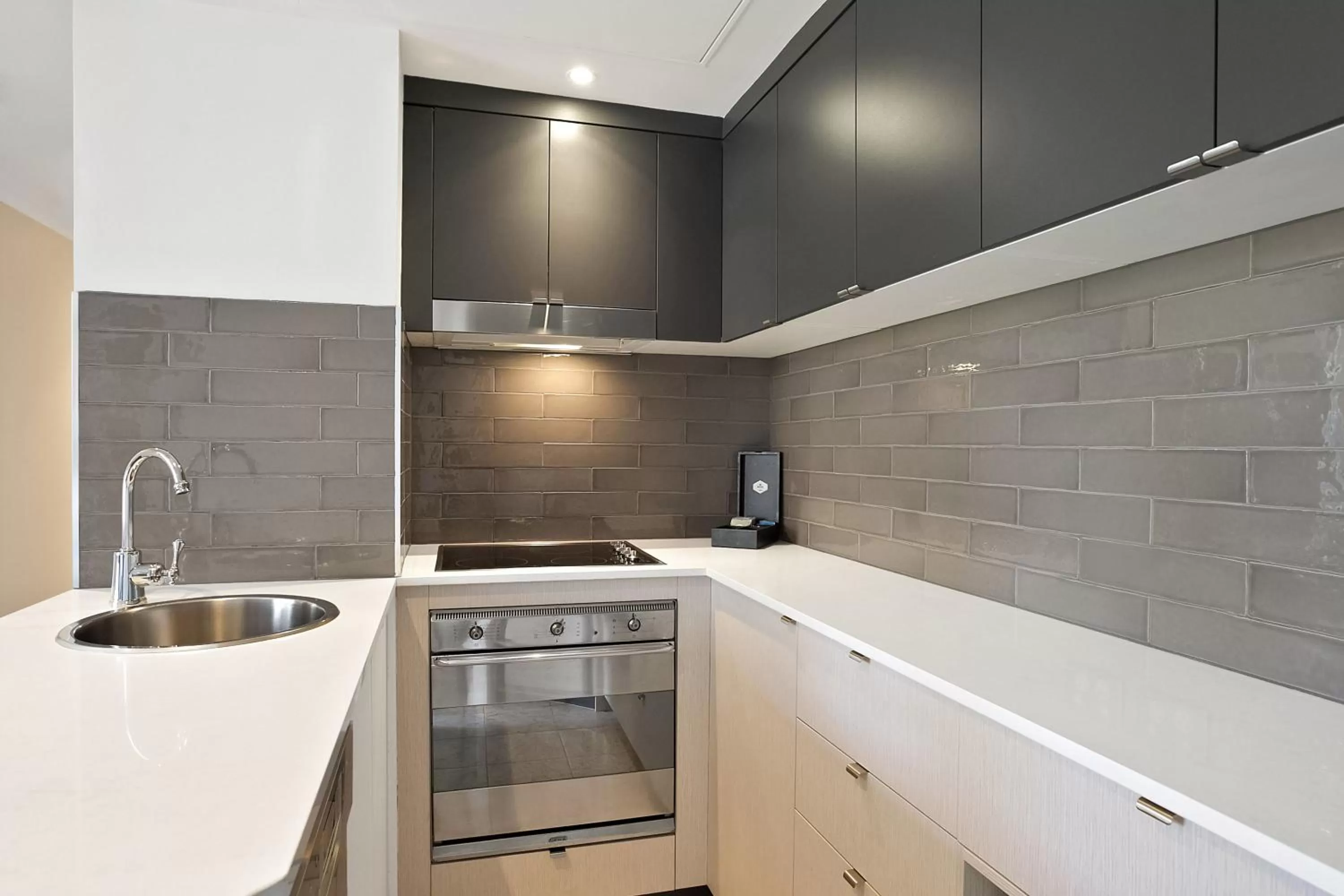 Kitchen or kitchenette in Mantra 2 Bond Street