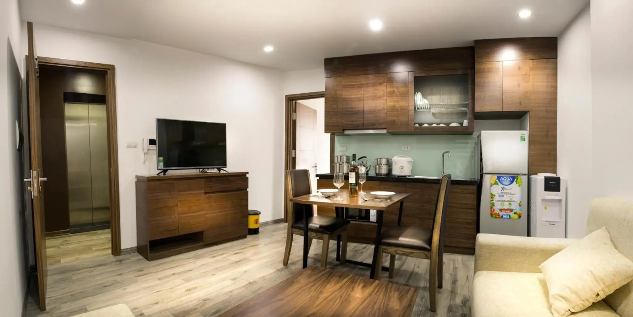 Kitchen or kitchenette, Dining Area in Irest Apartment