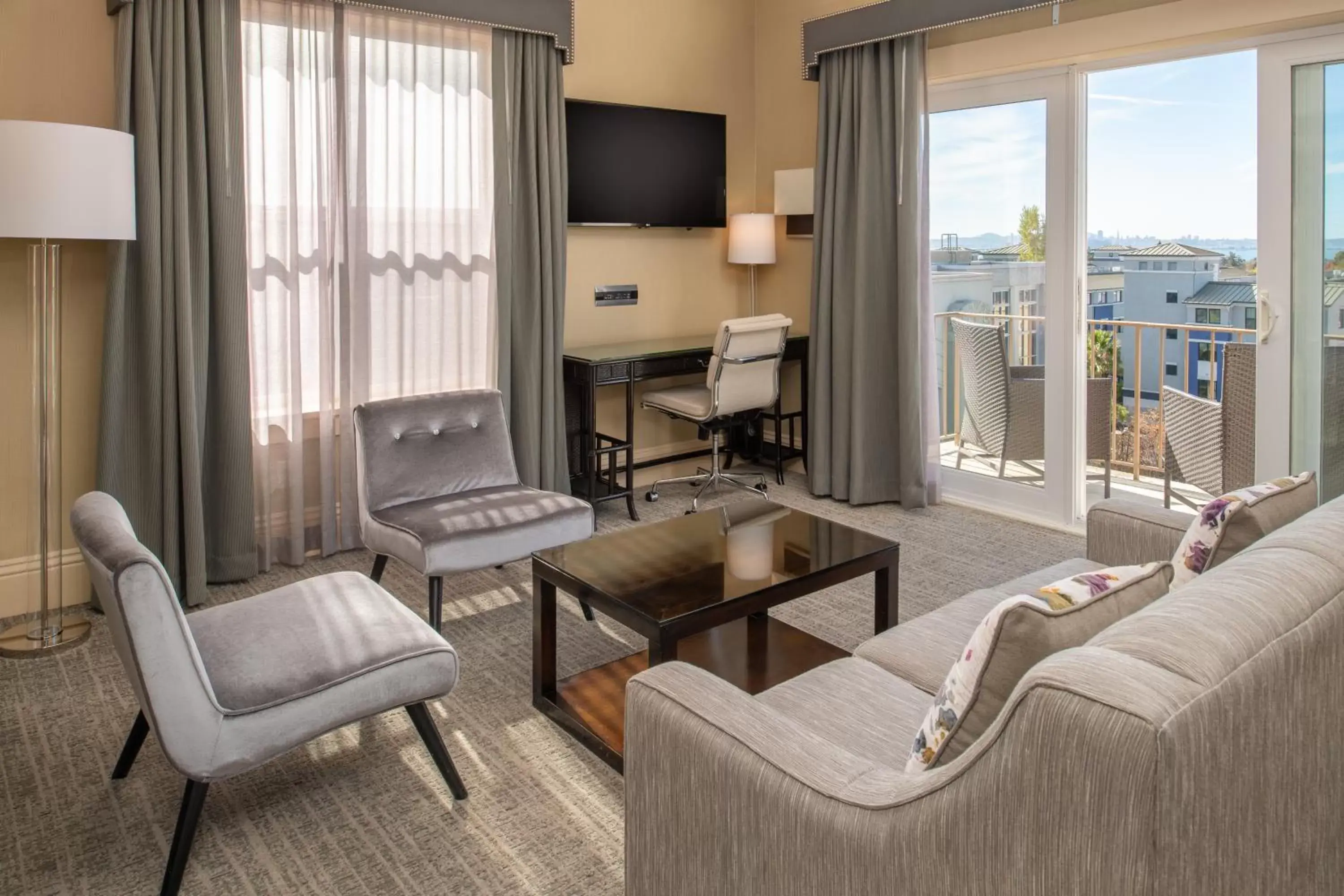 TV and multimedia, Seating Area in Hotel Shattuck Plaza