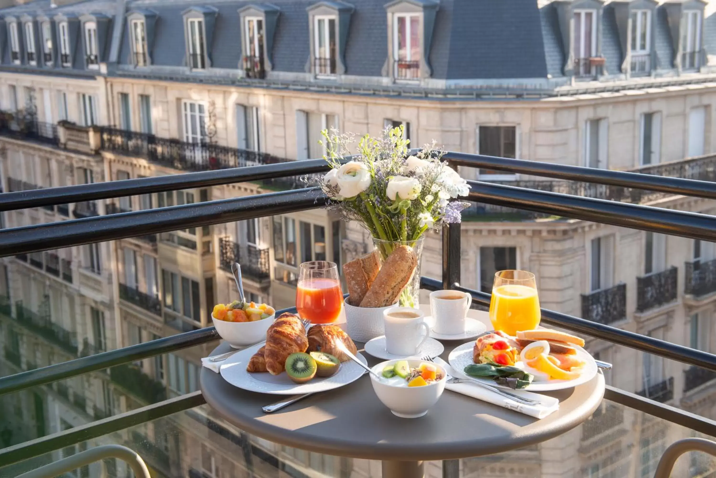 Breakfast in Hotel Yllen Eiffel
