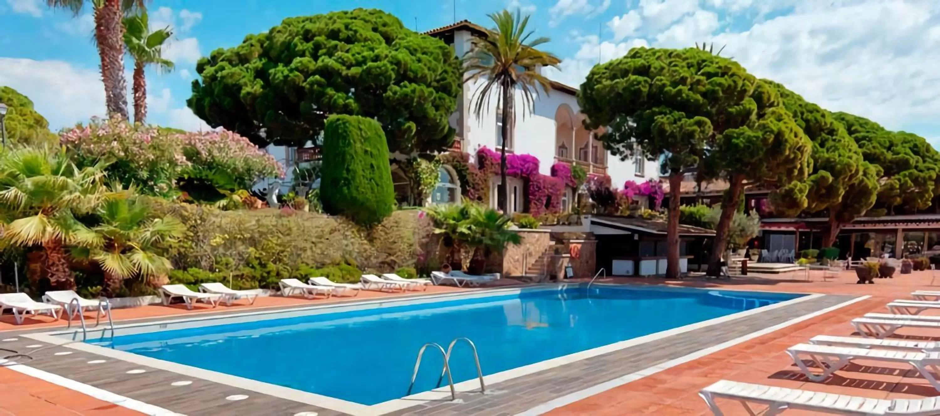 Property building in Hotel Roger de Flor by Seleqtta