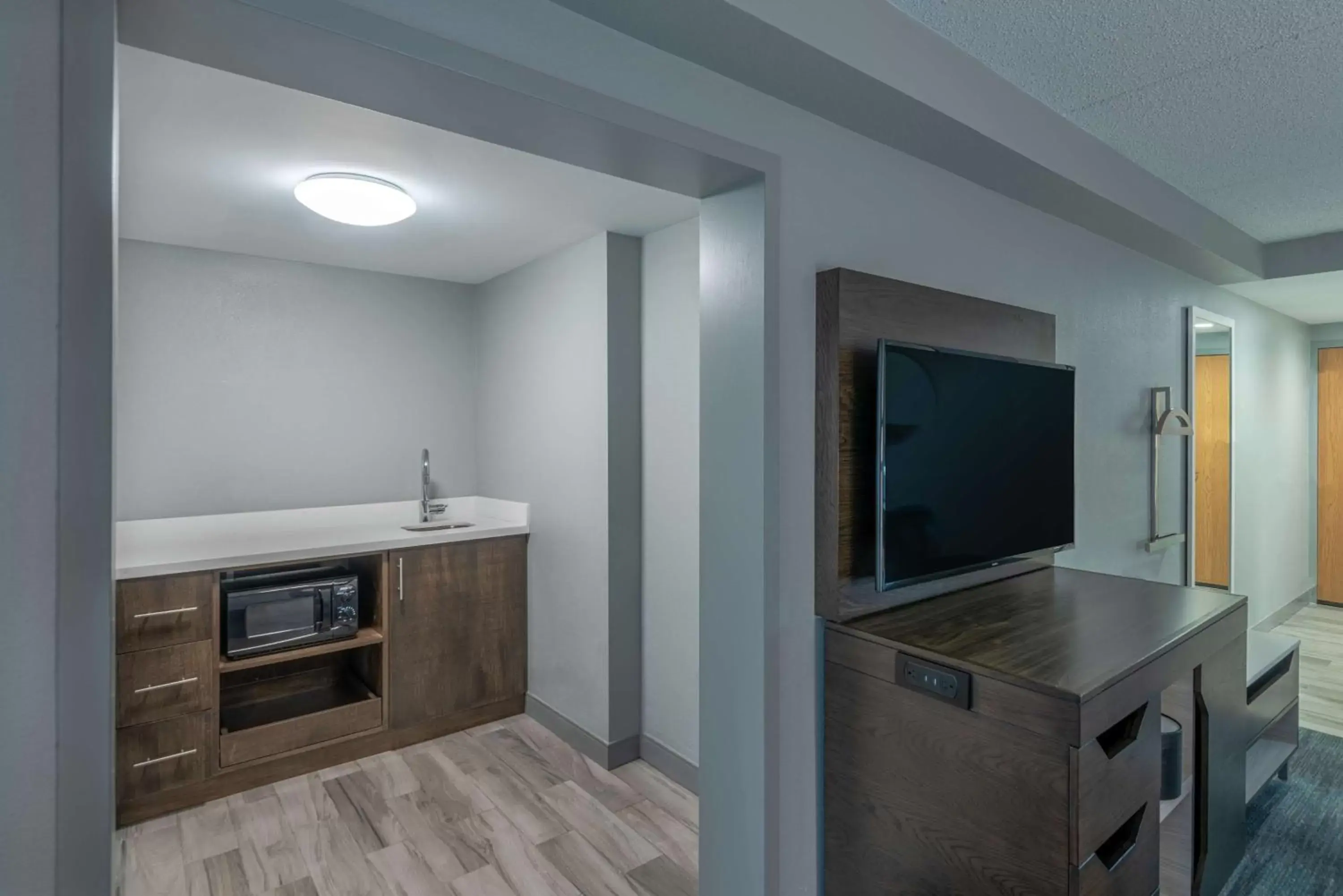 Bedroom, TV/Entertainment Center in Hampton Inn Waldorf