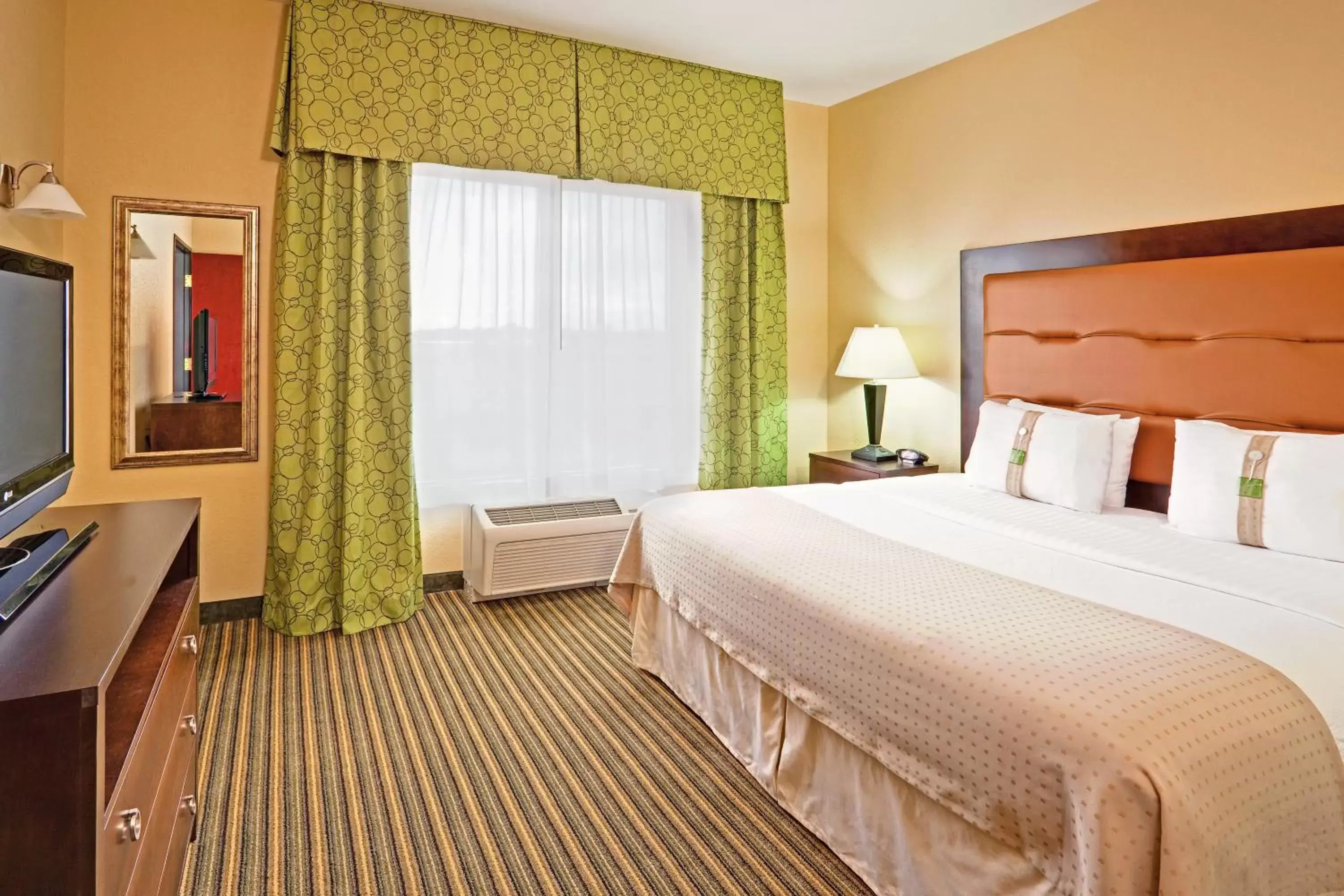 Photo of the whole room, Bed in Holiday Inn Pearl - Jackson Area, an IHG Hotel