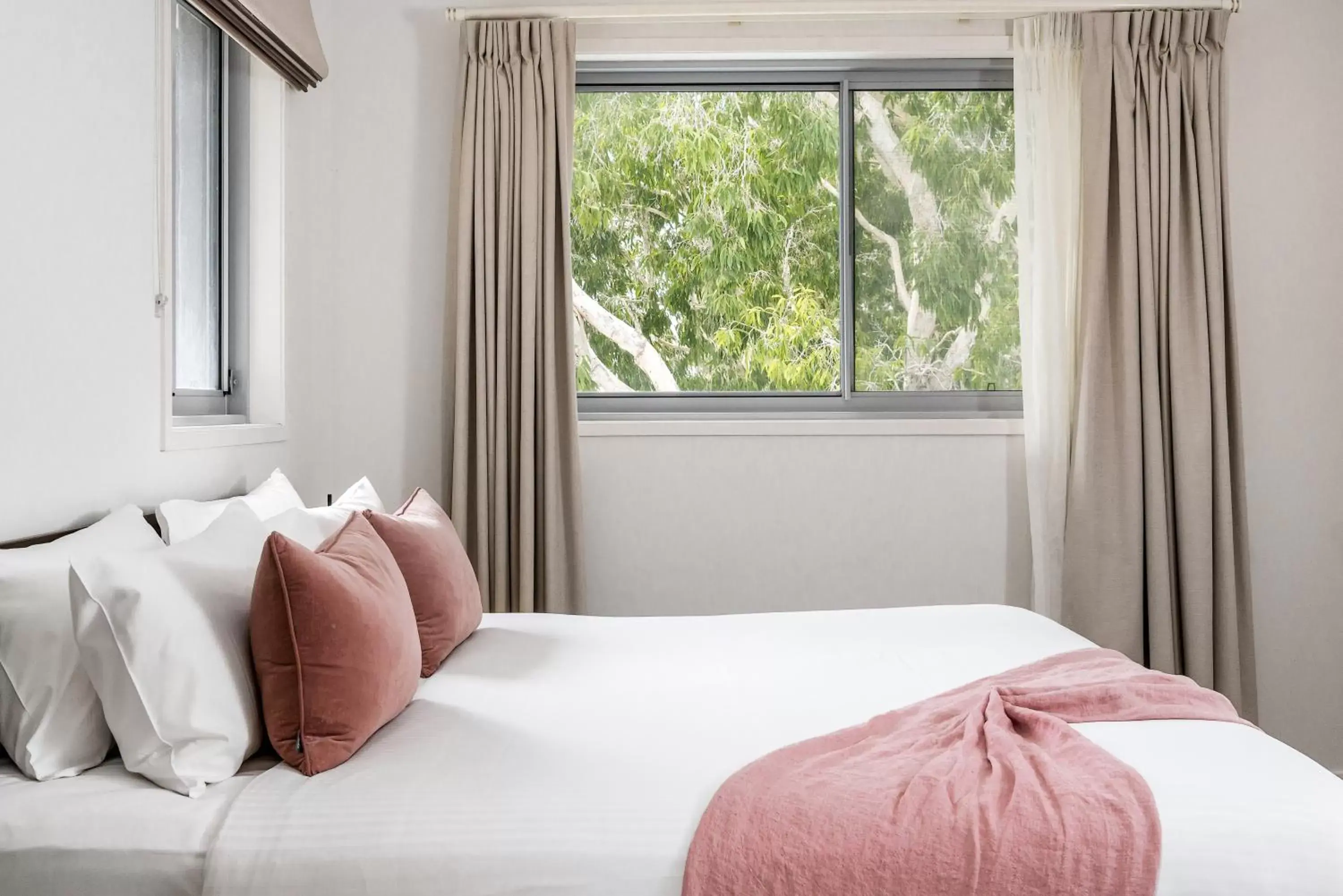 Bedroom, Bed in Byron Bay Hotel and Apartments