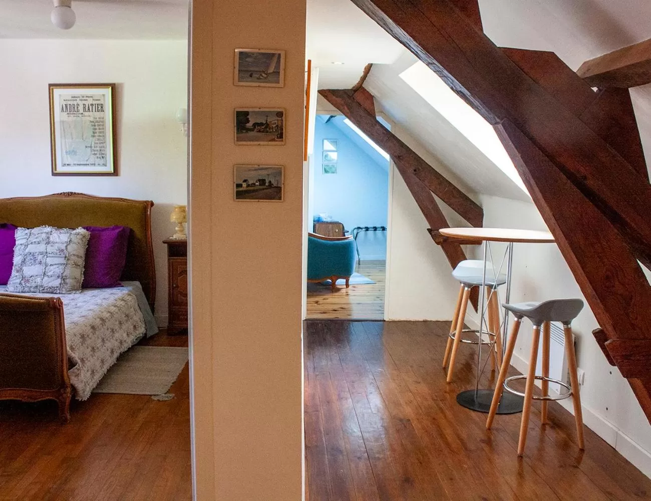 Communal lounge/ TV room, Bed in Vue sur la Vezere