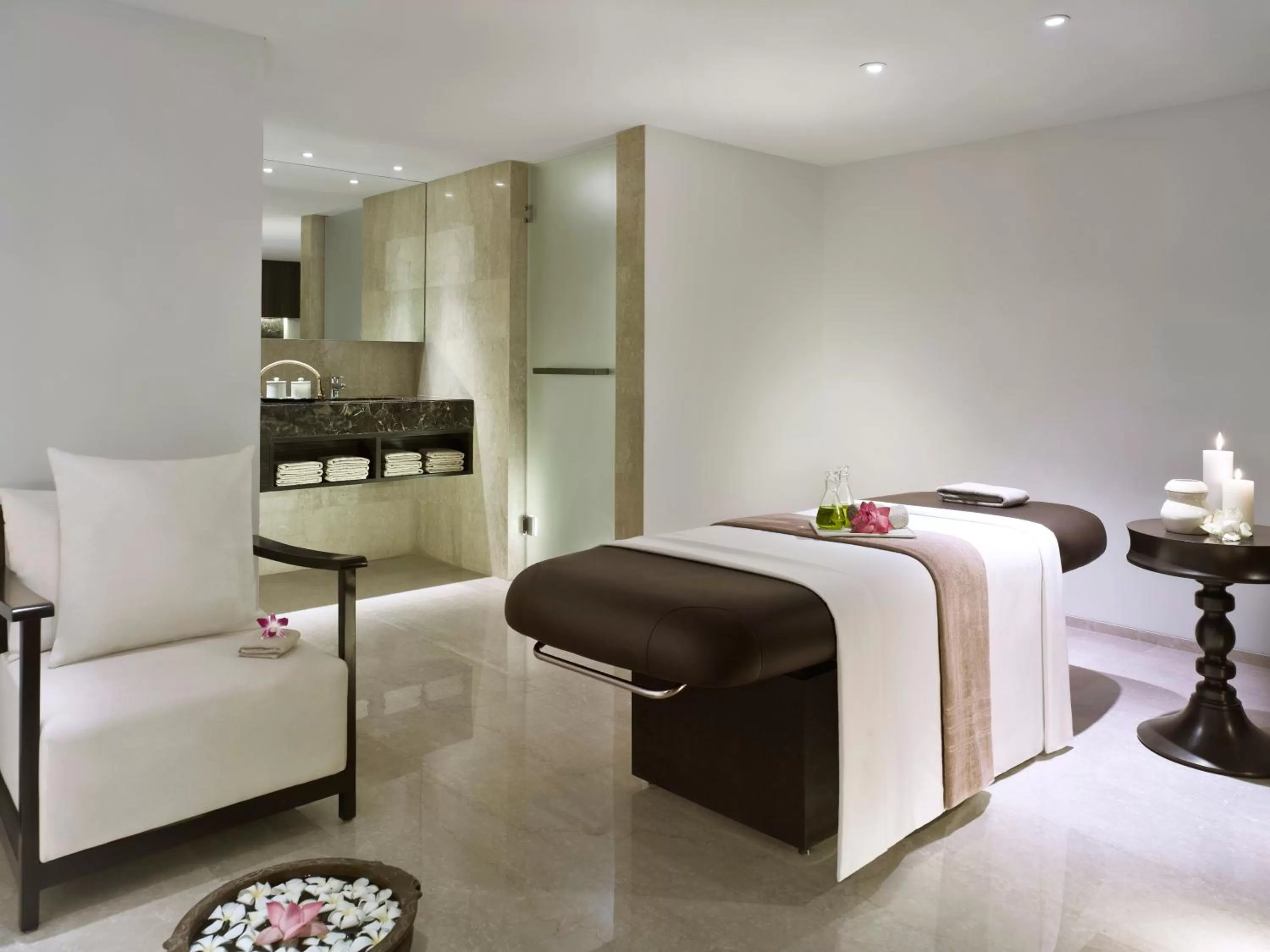 Spa and wellness centre/facilities, Bed in Vivanta Chennai IT Expressway OMR