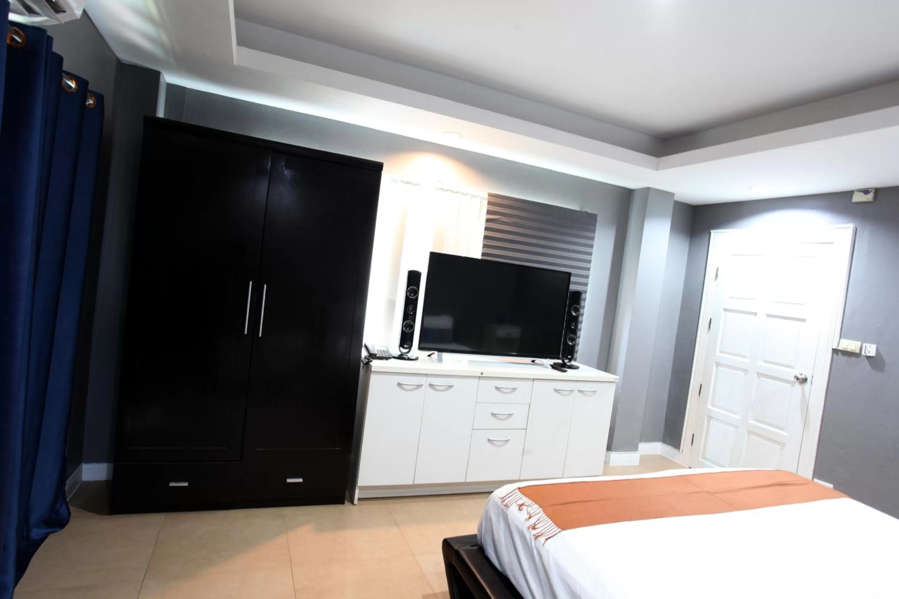 TV/Entertainment Center in DEL MAR RESIDENCE