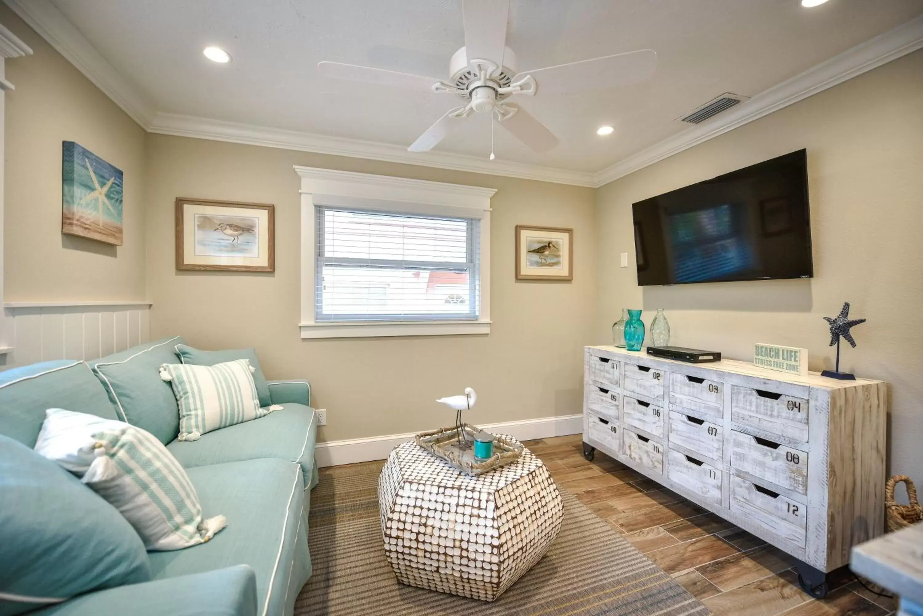 Living room, Seating Area in Tropical Breeze Resort