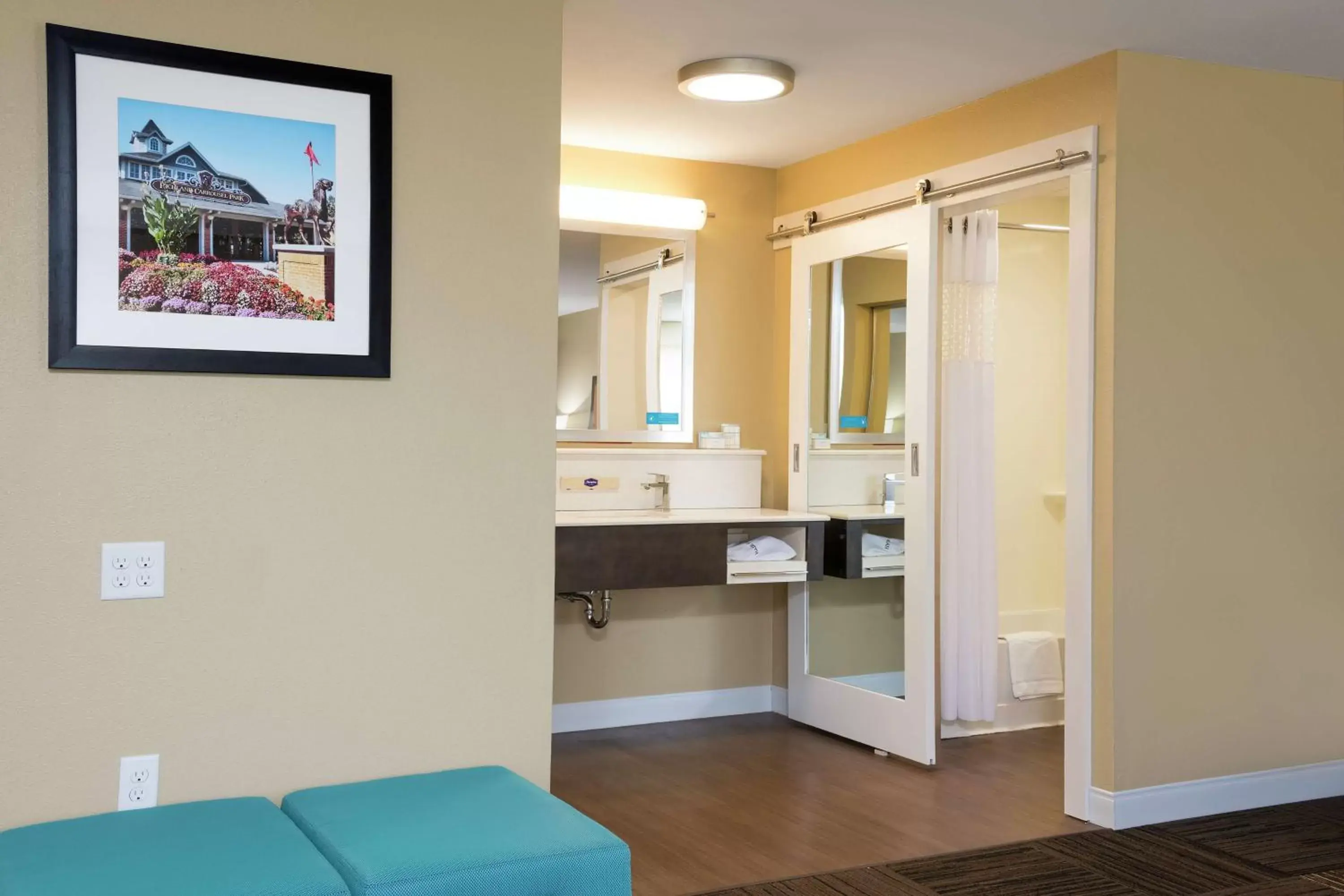 Bathroom, Kitchen/Kitchenette in Hampton Inn & Suites Fremont