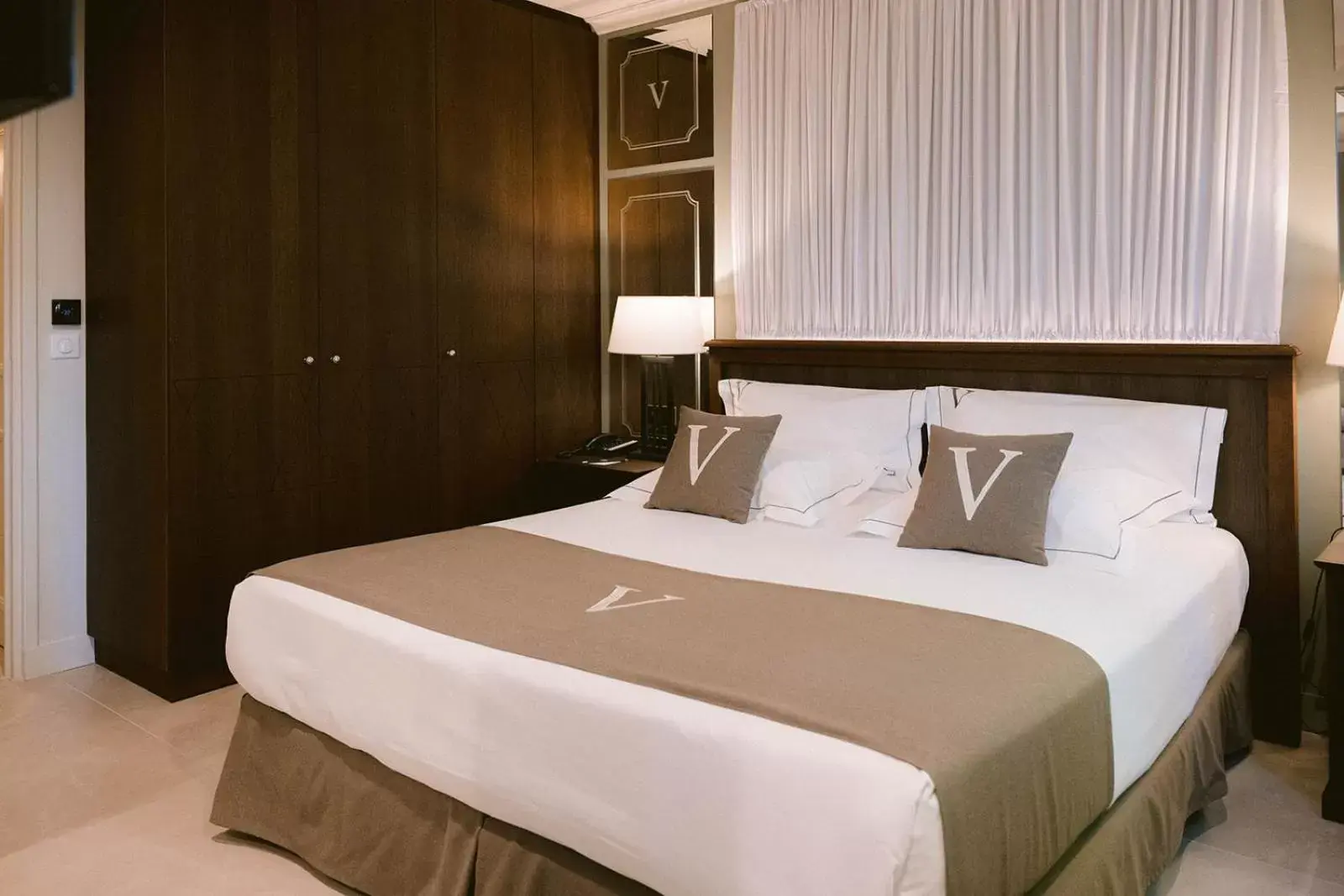 Bedroom, Bed in Le Vallon de Valrugues & Spa