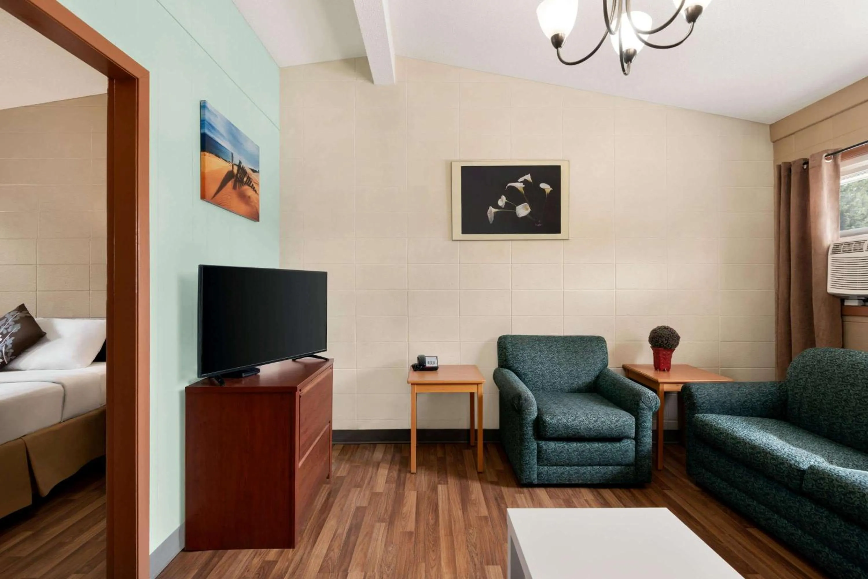 Photo of the whole room, Bed in Thriftlodge Edmonton