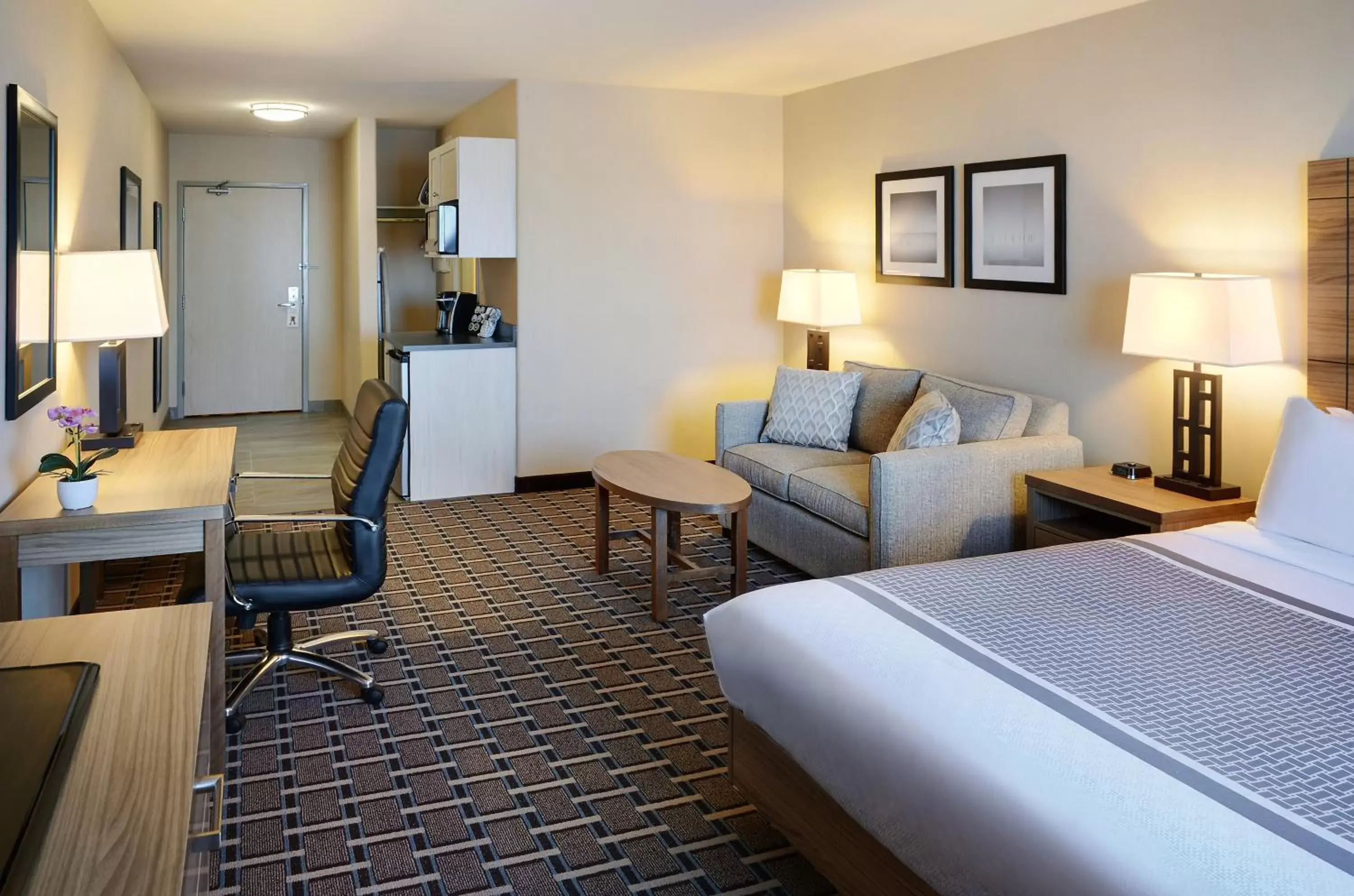 Living room, Seating Area in Pomeroy Inn and Suites Vermilion