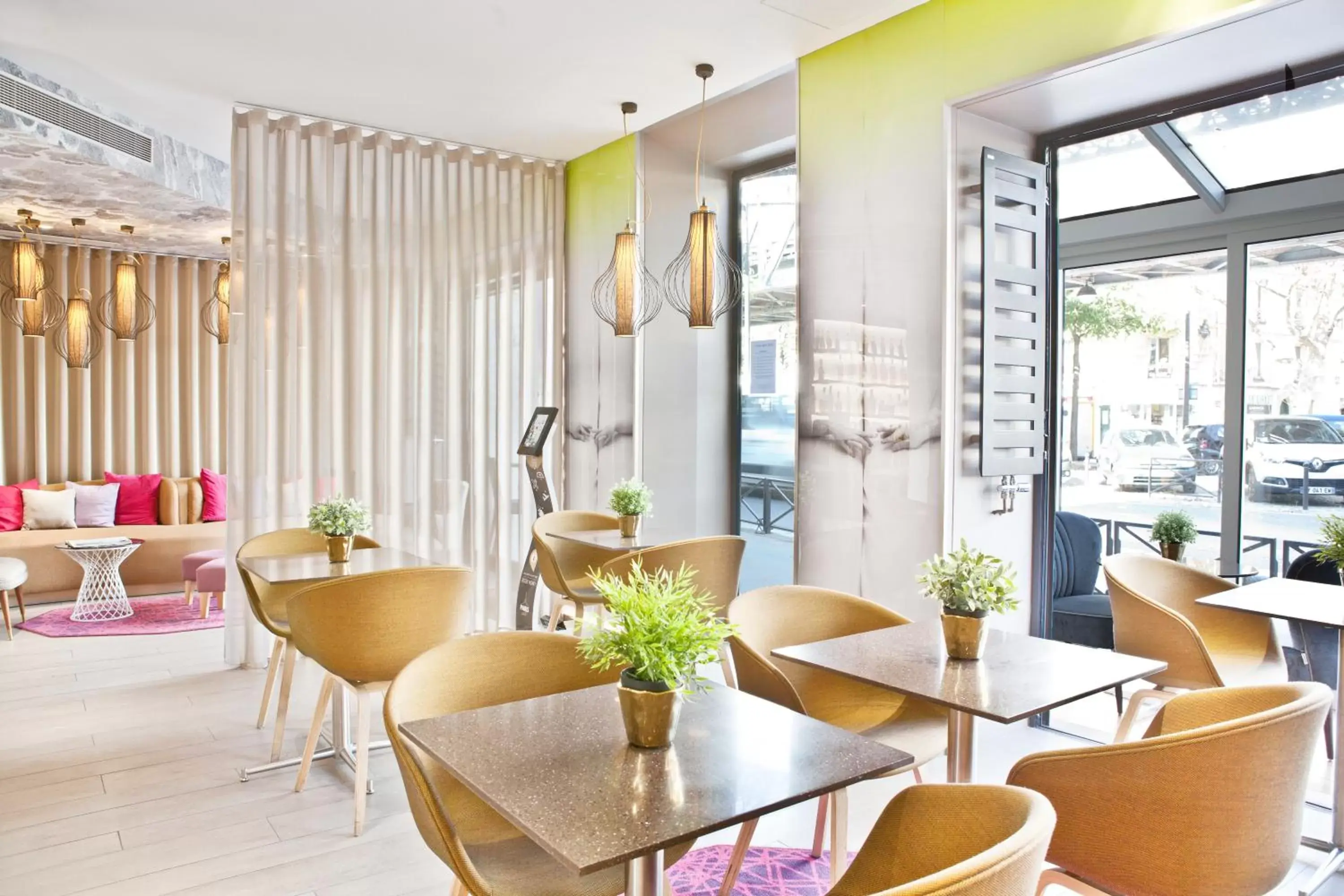 Restaurant/Places to Eat in Hotel Eiffel Segur