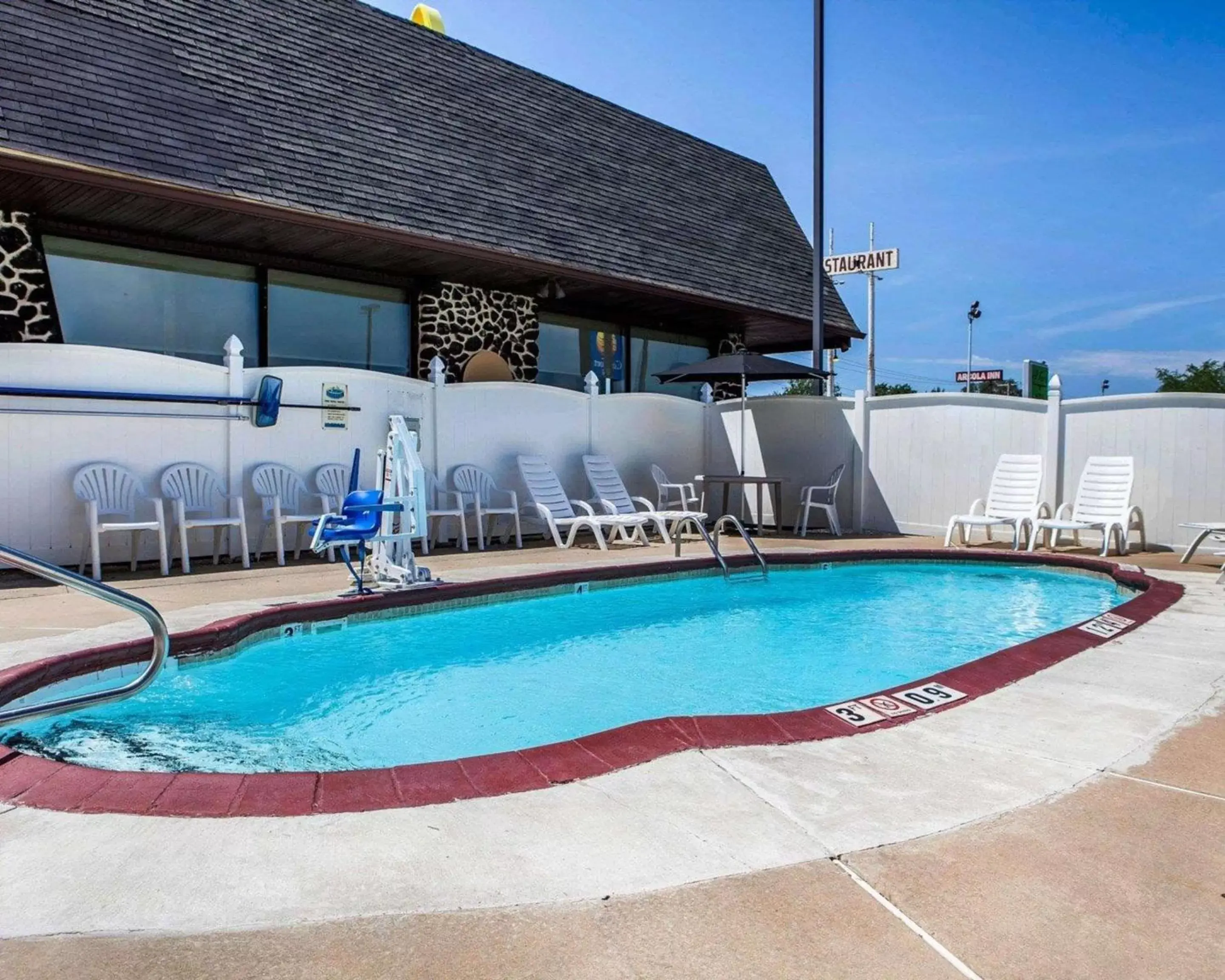 Swimming pool in Quality Inn Arcola Swimming pool in Quality Inn Arcola