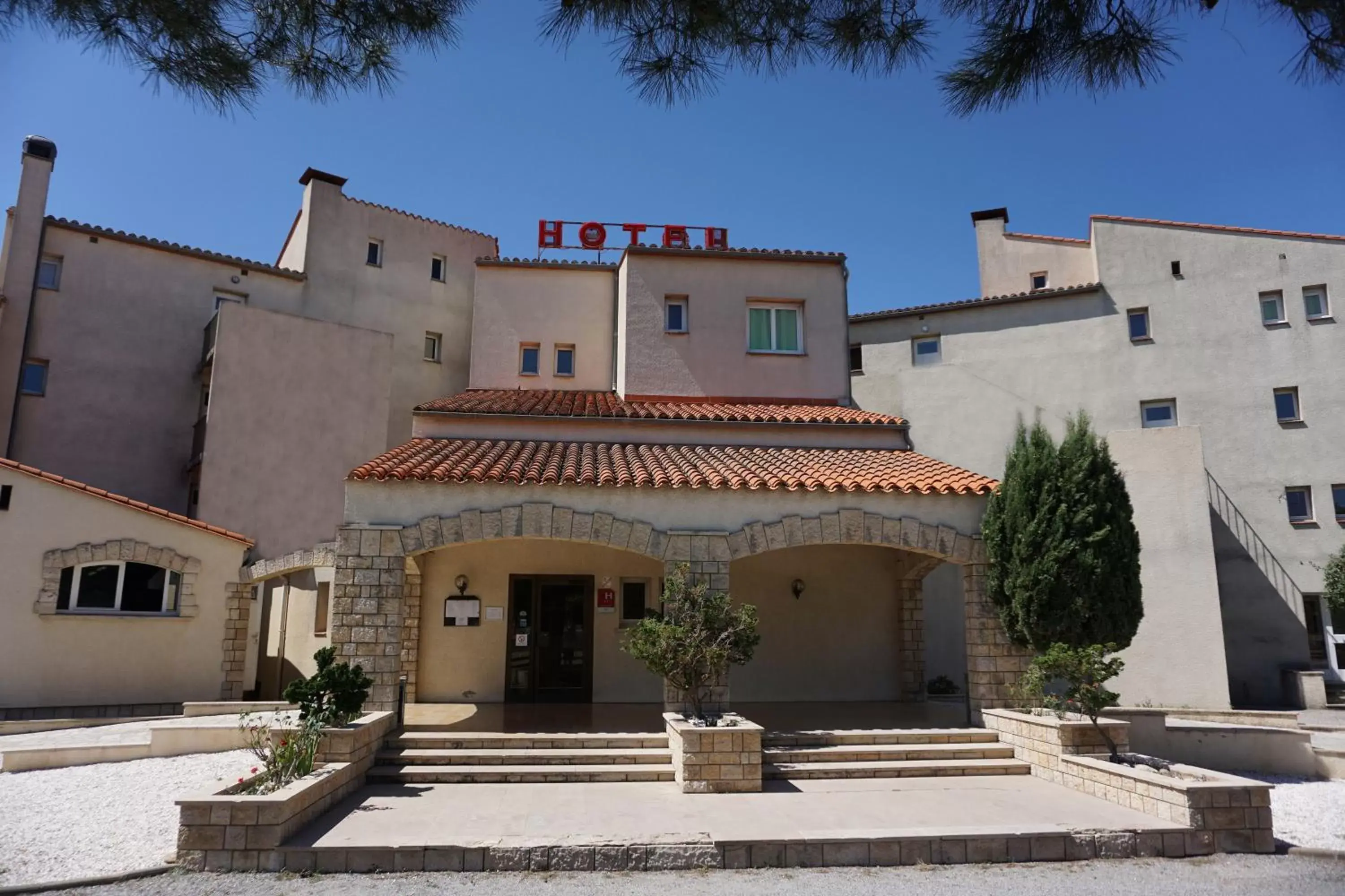 Facade/entrance, Property Building in Le Neoulous