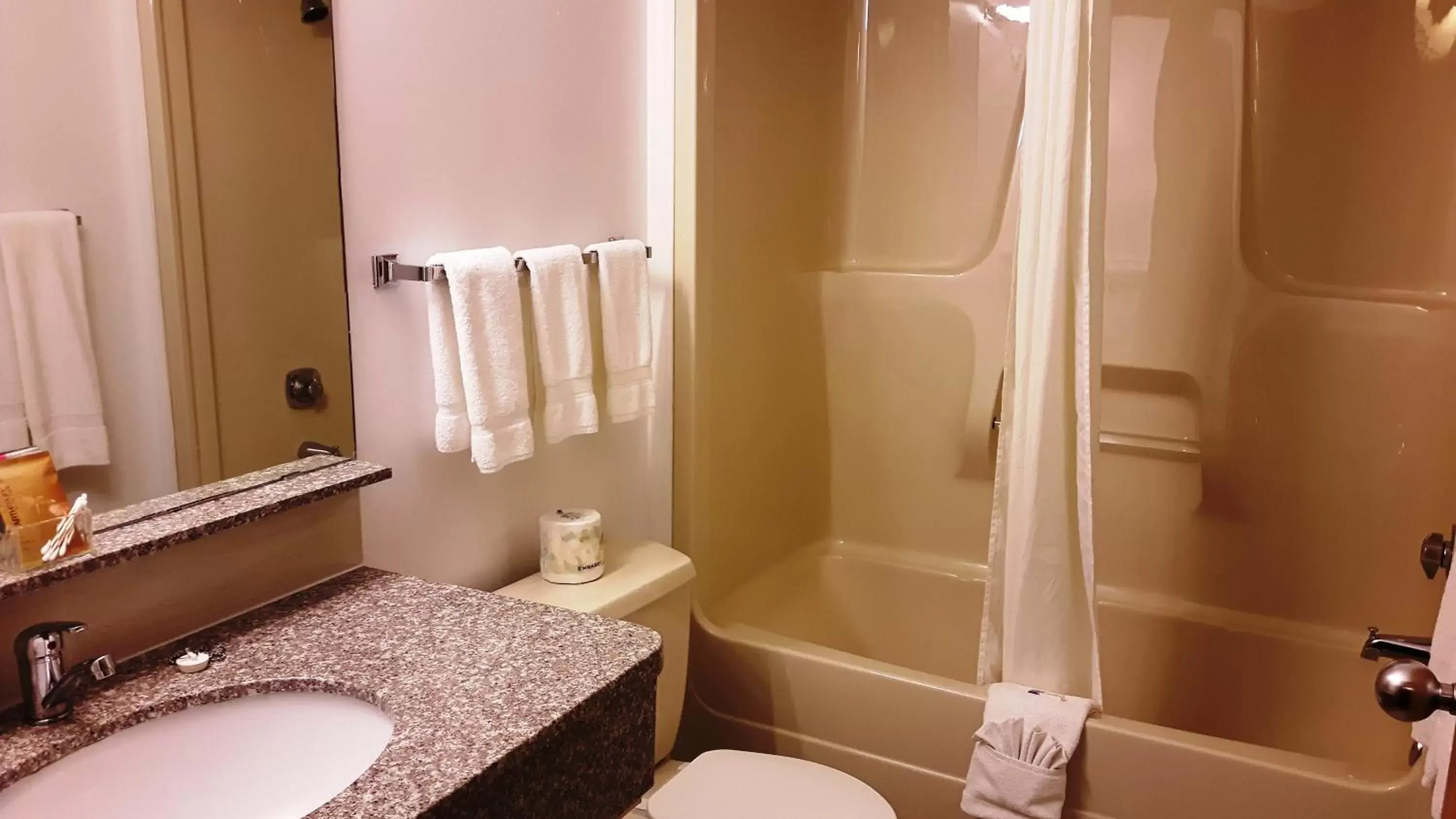 Bathroom in Canway Inn & Suites