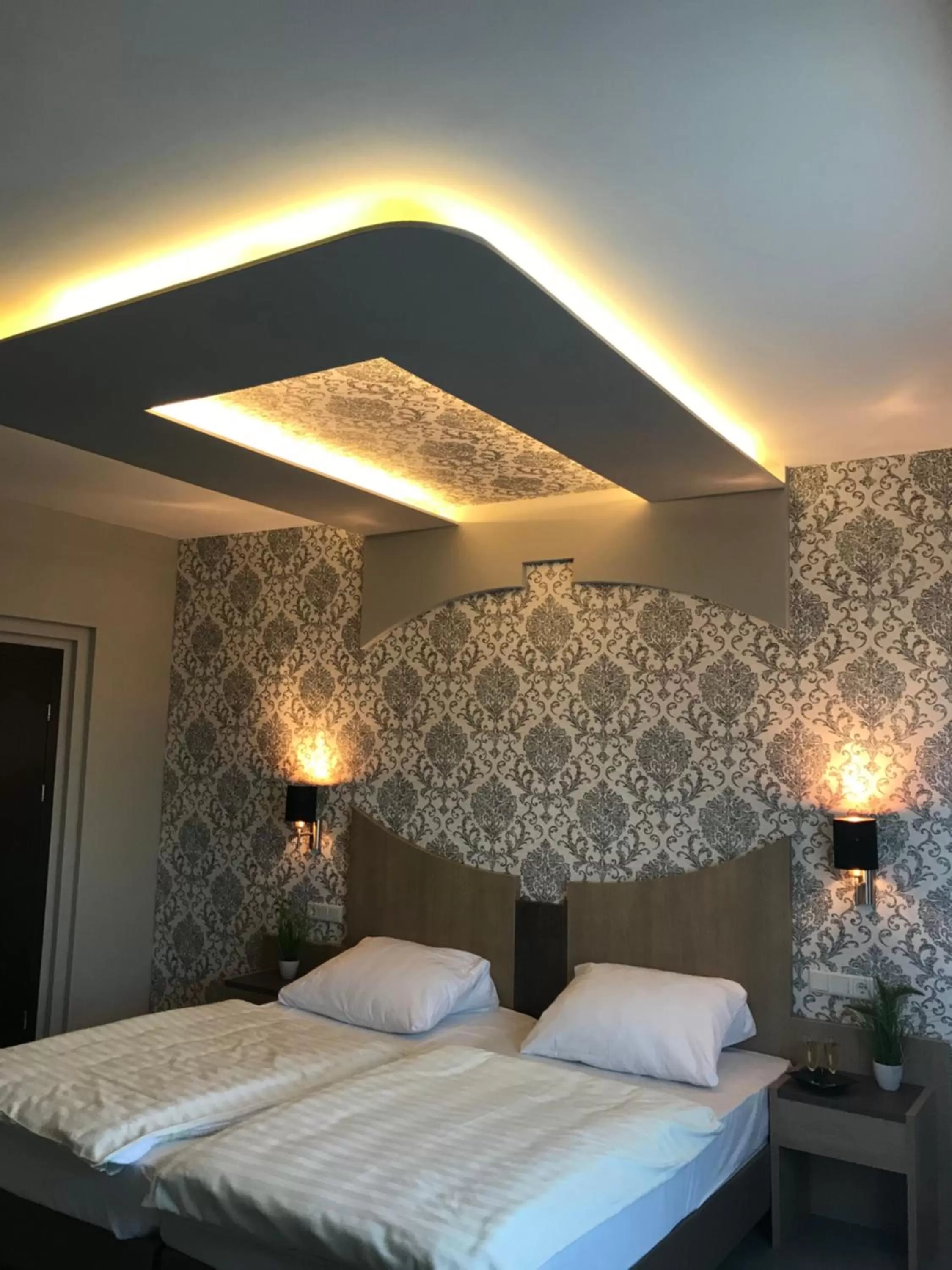 Bed in Hotel Athen Kelsterbach Frankfurt Airport