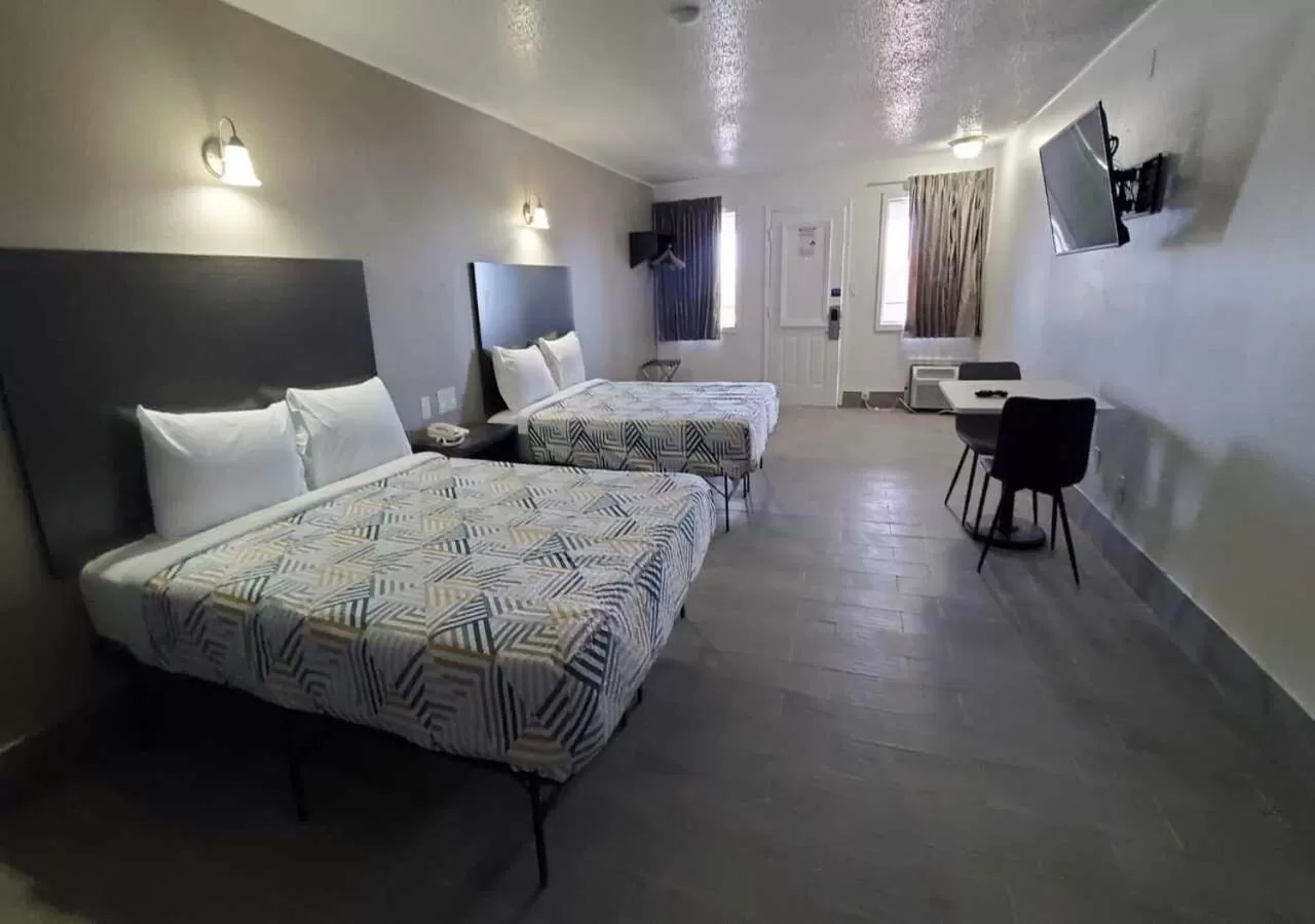 Bedroom, Bed in Crestview Inn