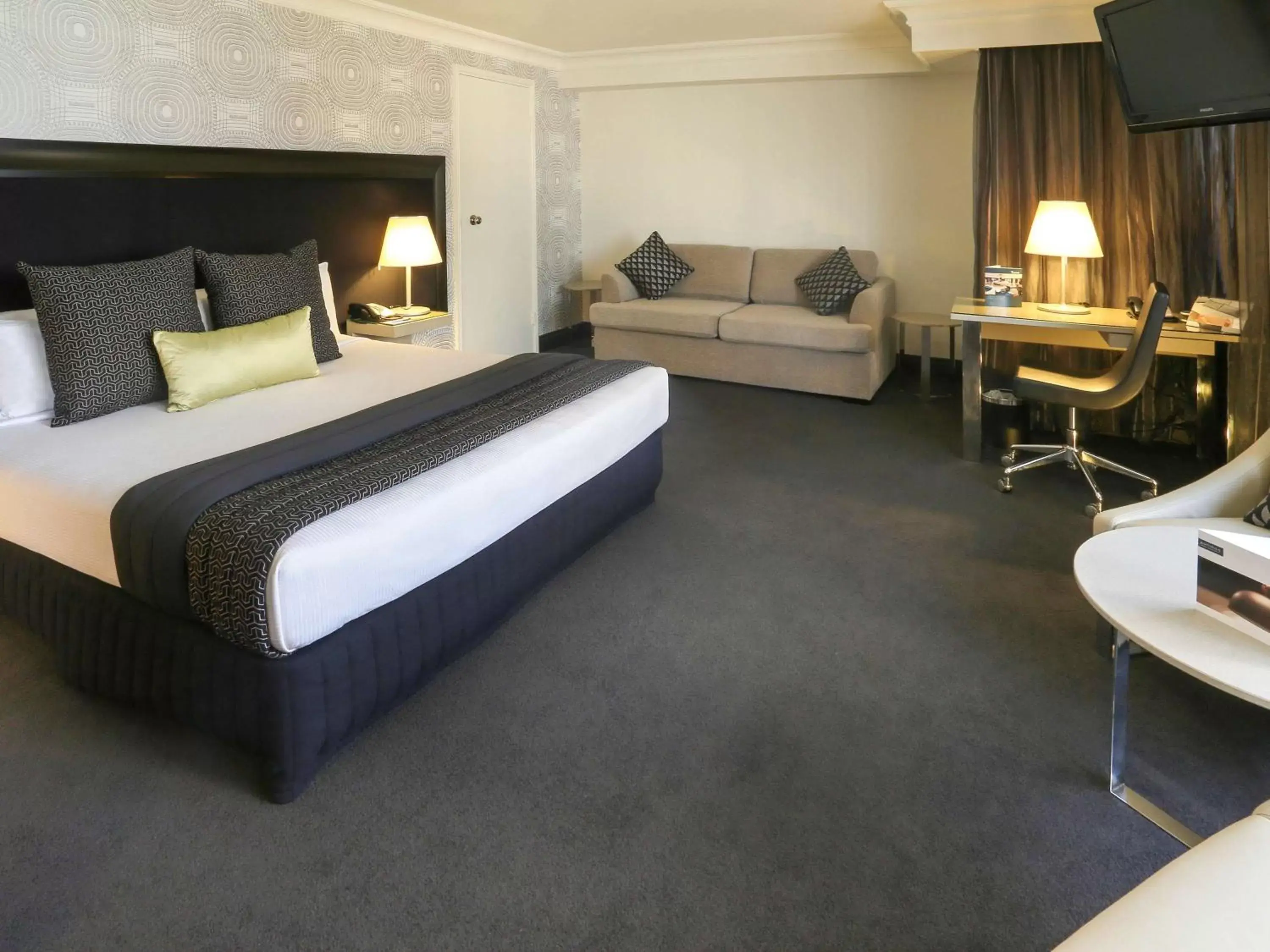 Photo of the whole room, Bed in Pullman Brisbane King George Square