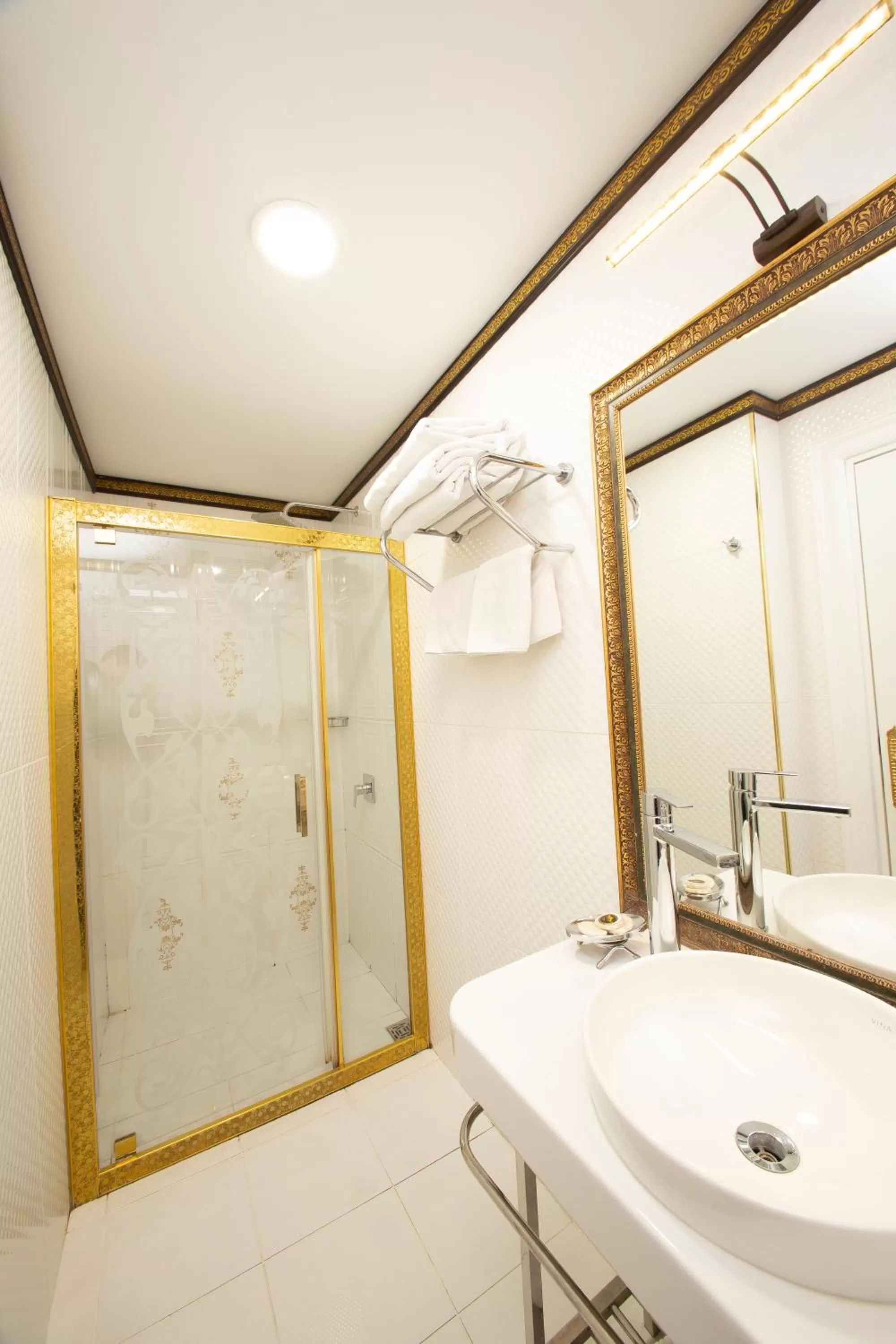 Bathroom in Empire Suite Hotel