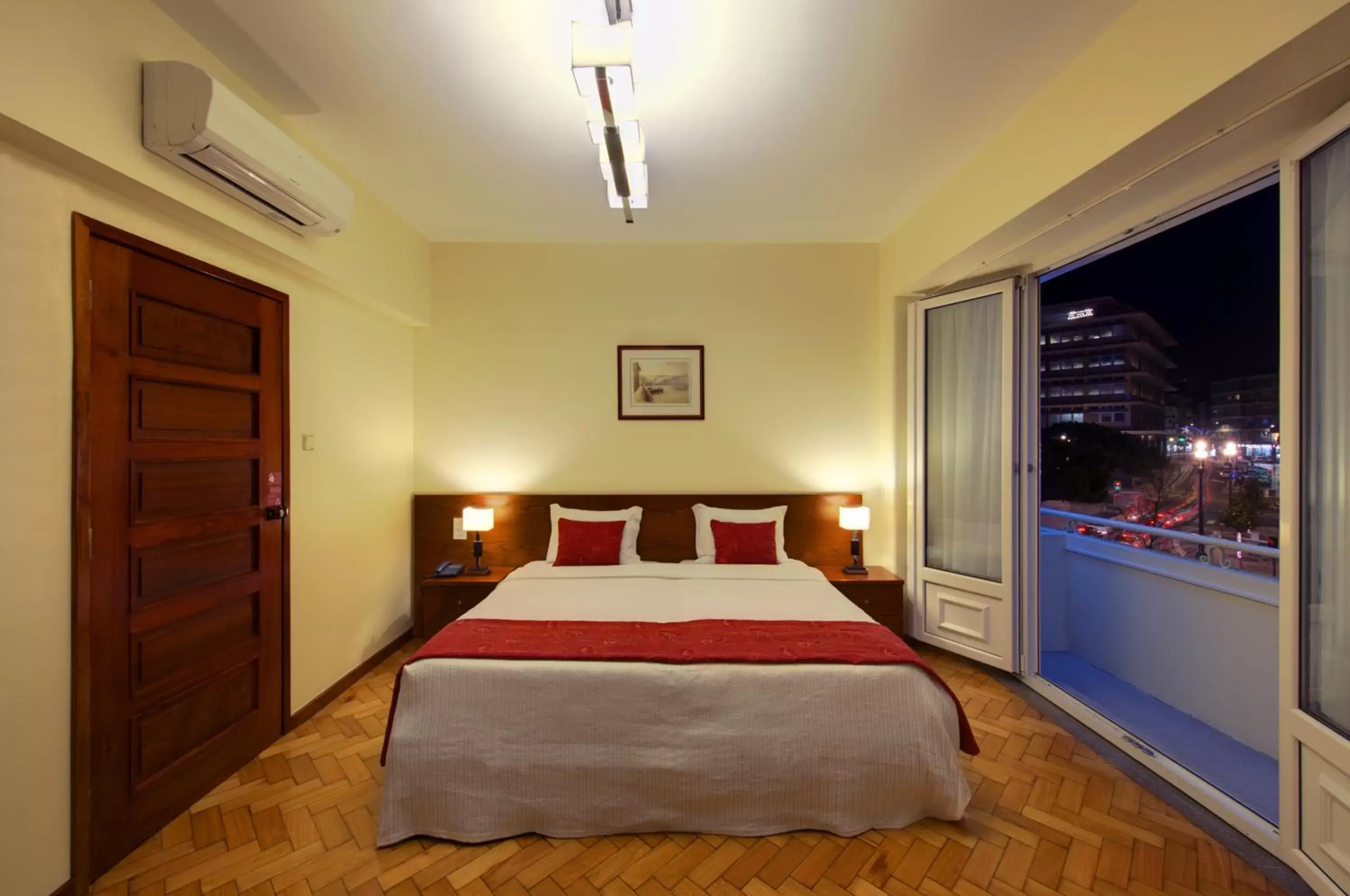 Photo of the whole room, Bed in Vera Cruz Porto Downtown Hotel