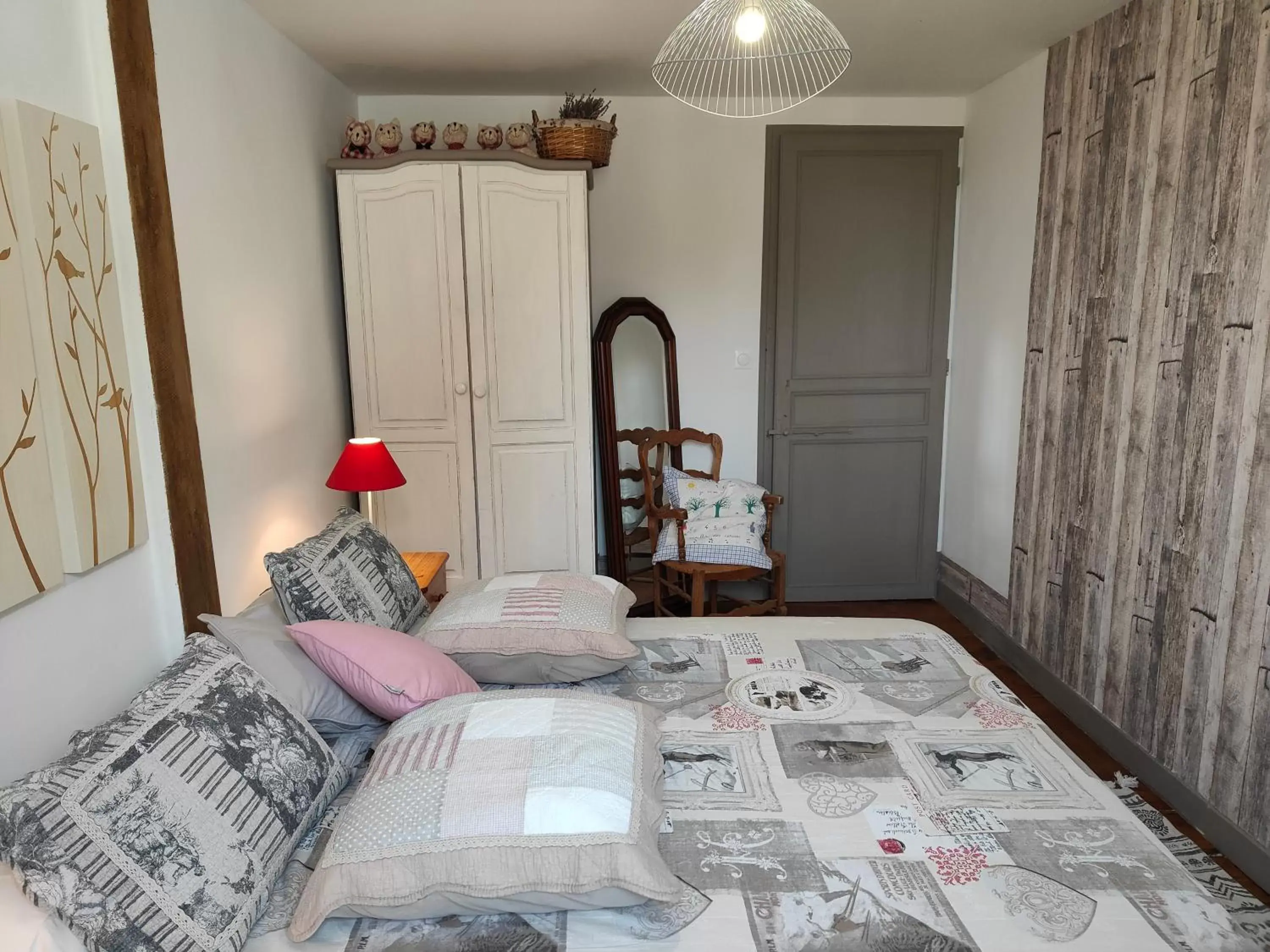 Photo of the whole room, Bed in Le Chat Botté Chambres et Table d'hôte sur réservation