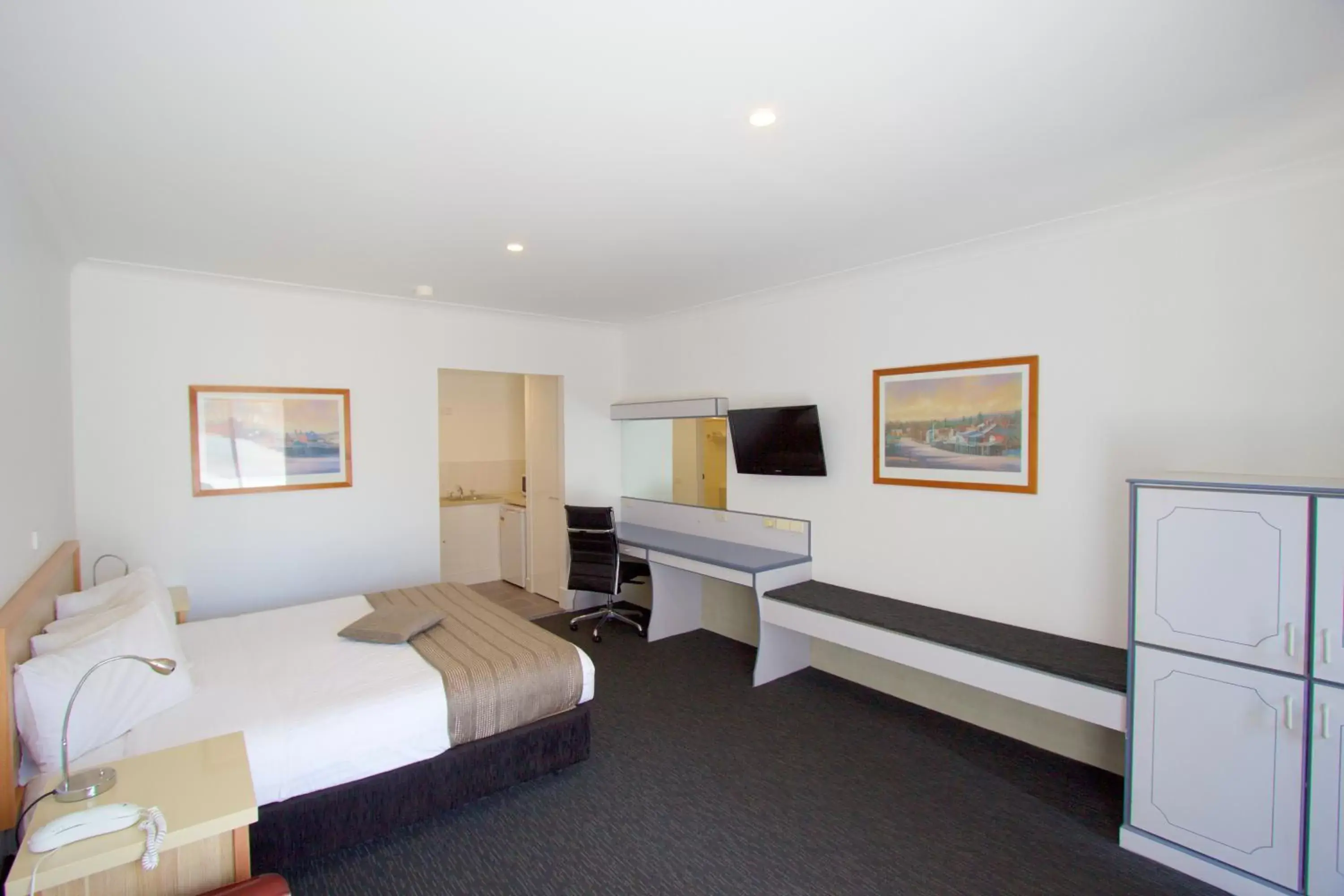 Photo of the whole room in Albury Paddlesteamer Motel